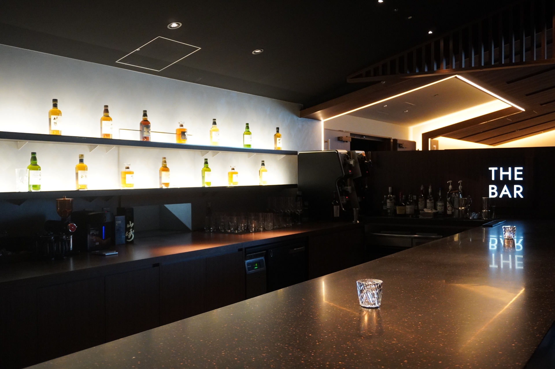 各階ラウンジの「THE BAR」ではアルコールやフードの有料メニューを販売