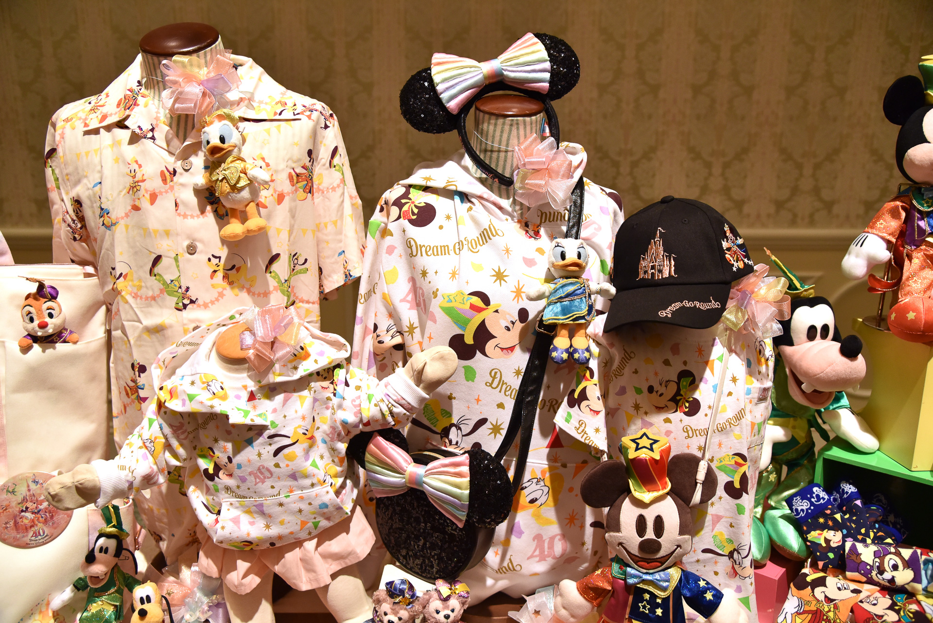 絶対に挑戦してほしいのが“おそろコーデ”。40周年ならではの身に着けグッズも豊富です