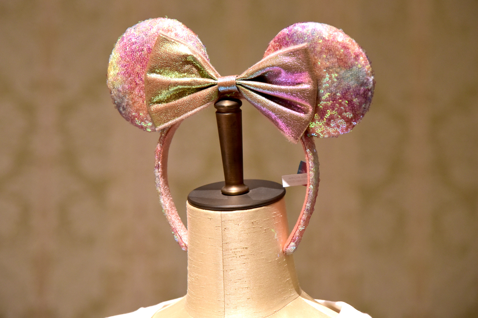 「カチューシャ」もグラデーションがかかった総ラメです