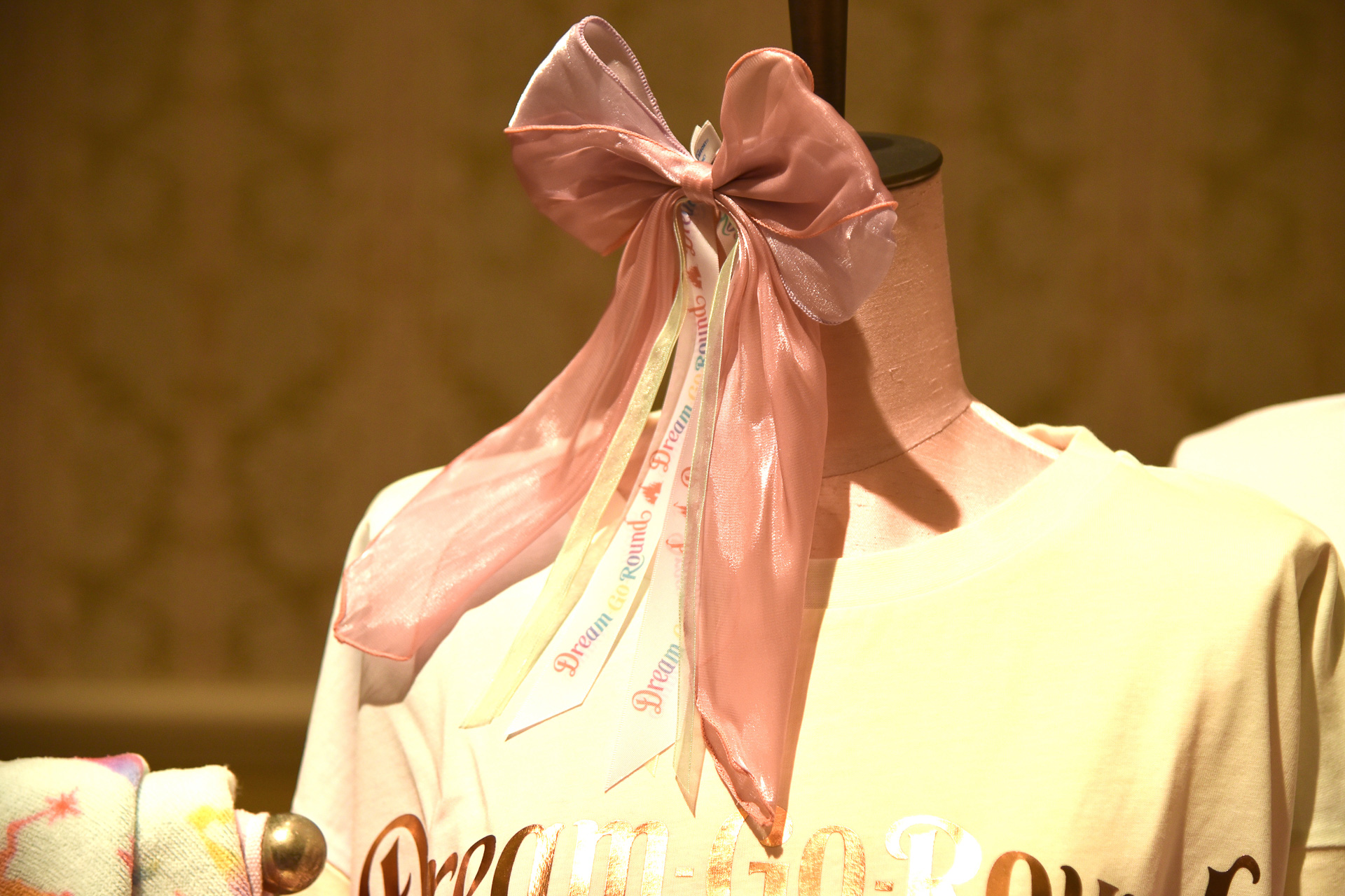 お揃いのヘアアレンジでのバックショットには「ヘアゴム」が大活躍