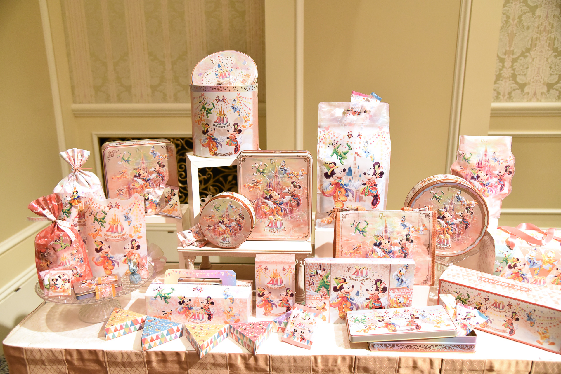 種類豊富な40周年のロゴ入りスイーツがパークに勢揃い！