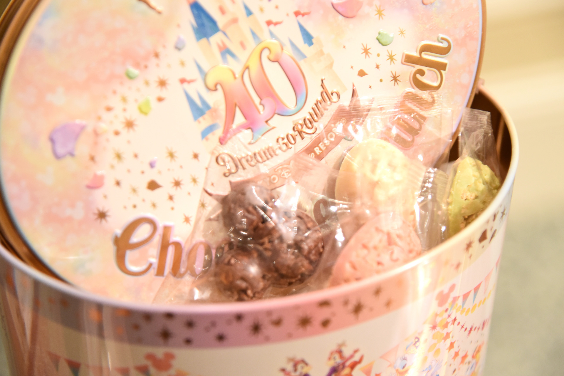 ミッキーシェイプも。60個入りなので思う存分頬張れます