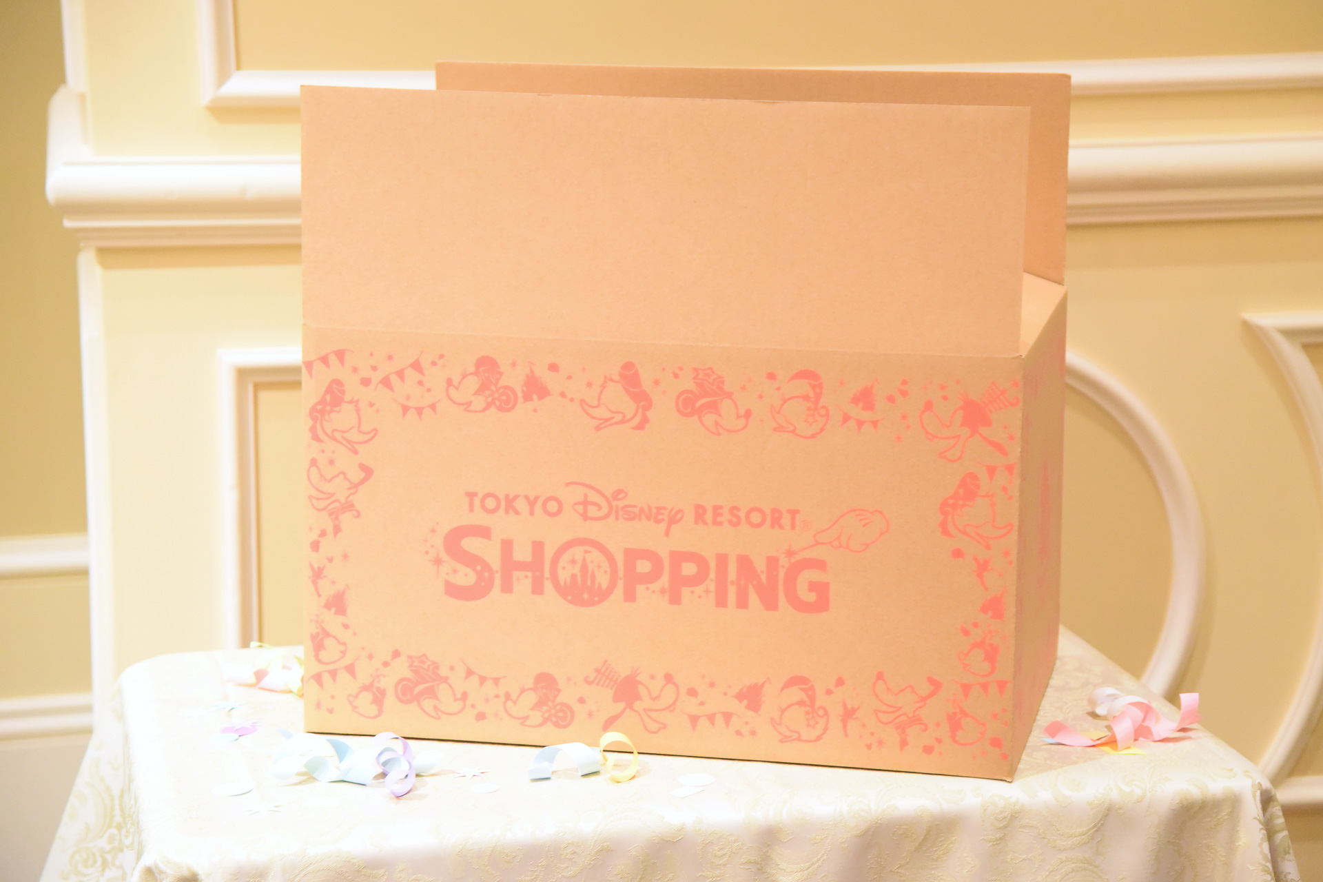 「東京ディズニーリゾート ショッピング」で購入すると期間限定BOXで届きます