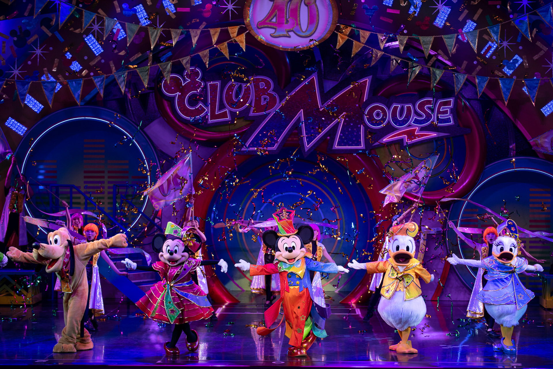 テーマソングに合わせてミッキーマウスたちがアニバーサリー衣装で登場！