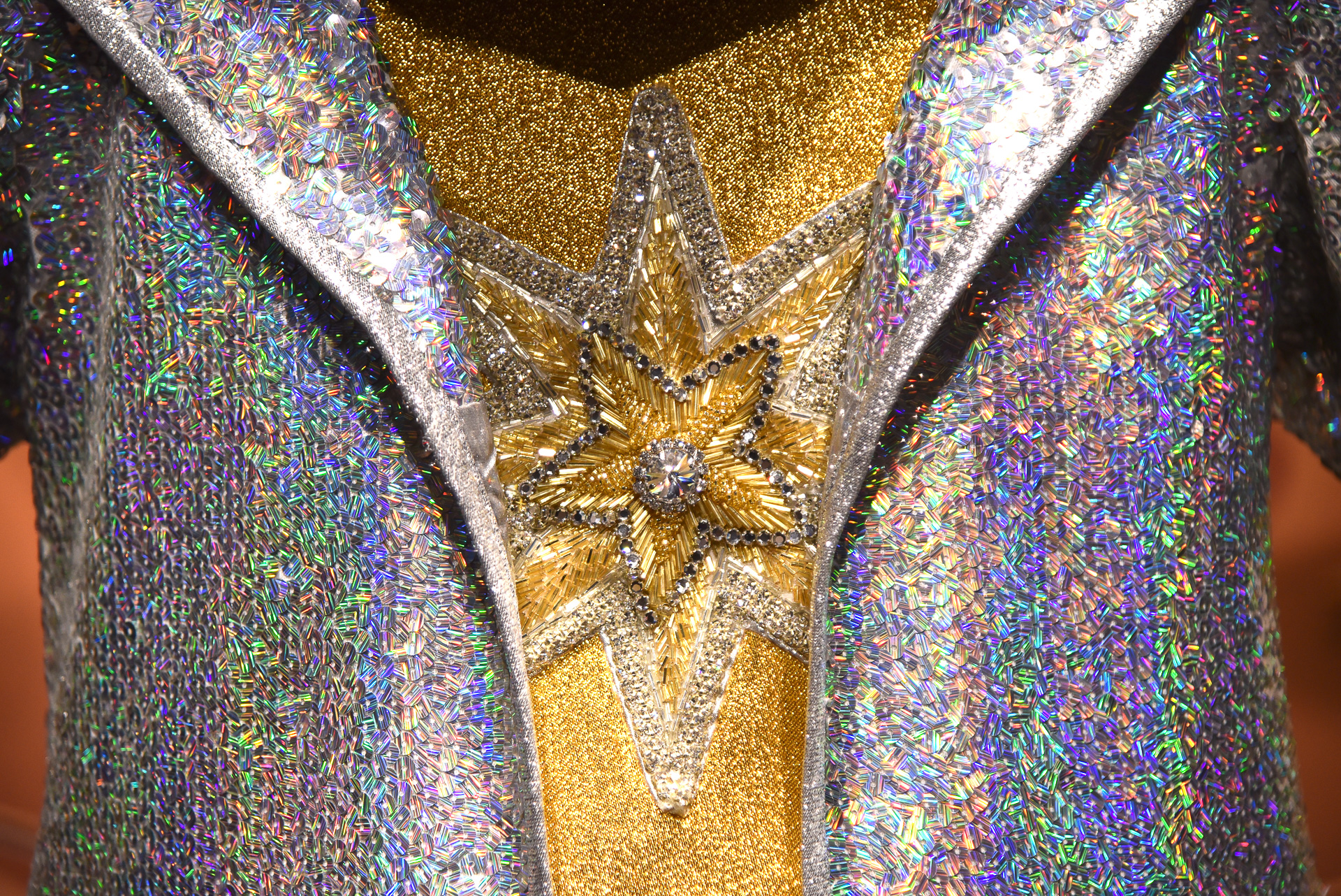 ミッキーマウスの衣装を近距離で観察も！　刺繍の美しさと輝きにうっとり