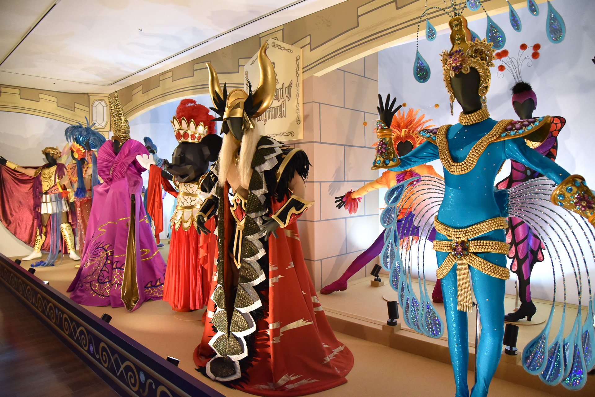 「レジェンド・オブ・ミシカ」のミニーマウスの華麗な衣装も今回新たに展示