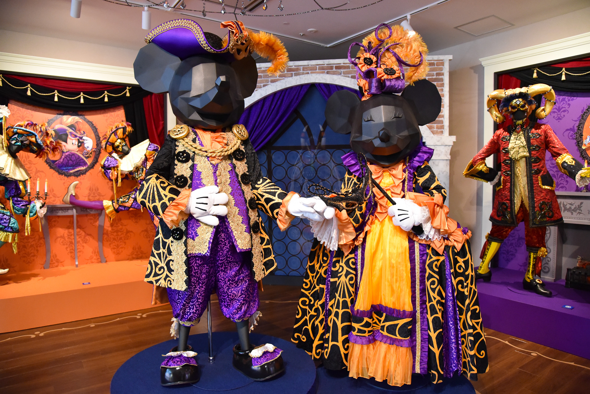 新たに展示される「マウスカレード・ダンス／ミステリアス・マスカレード」のミッキーマウスたちの衣装
