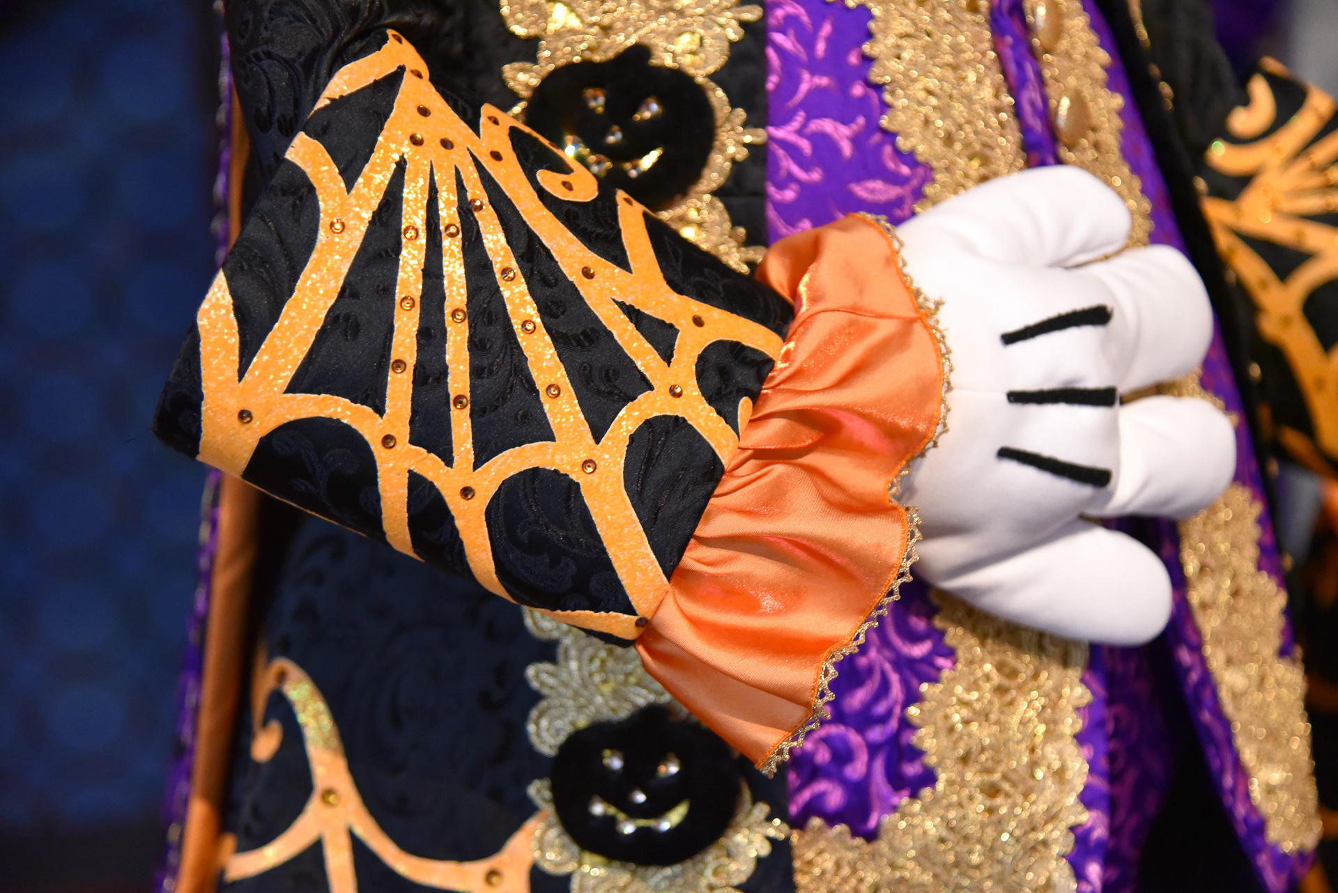 細部のデザインに布の質感までじっくりと観察できます