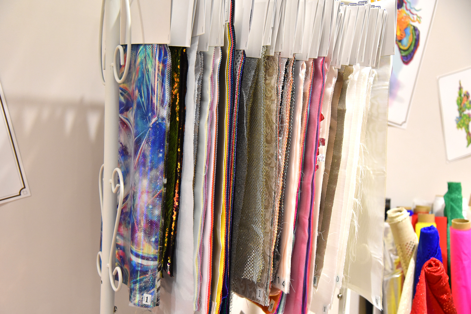 さまざまな生地見本が並びます