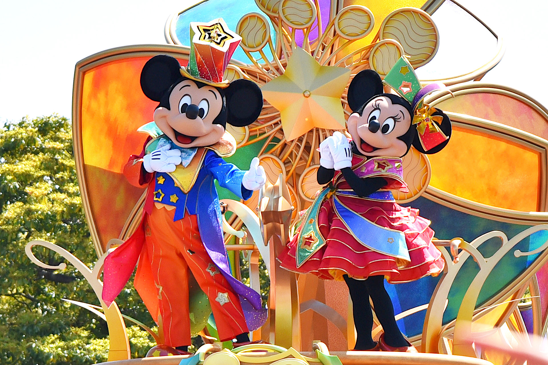 パレードのミッキーマウス。はためく裾のナナイロ＆グラデーション衣装が印象的