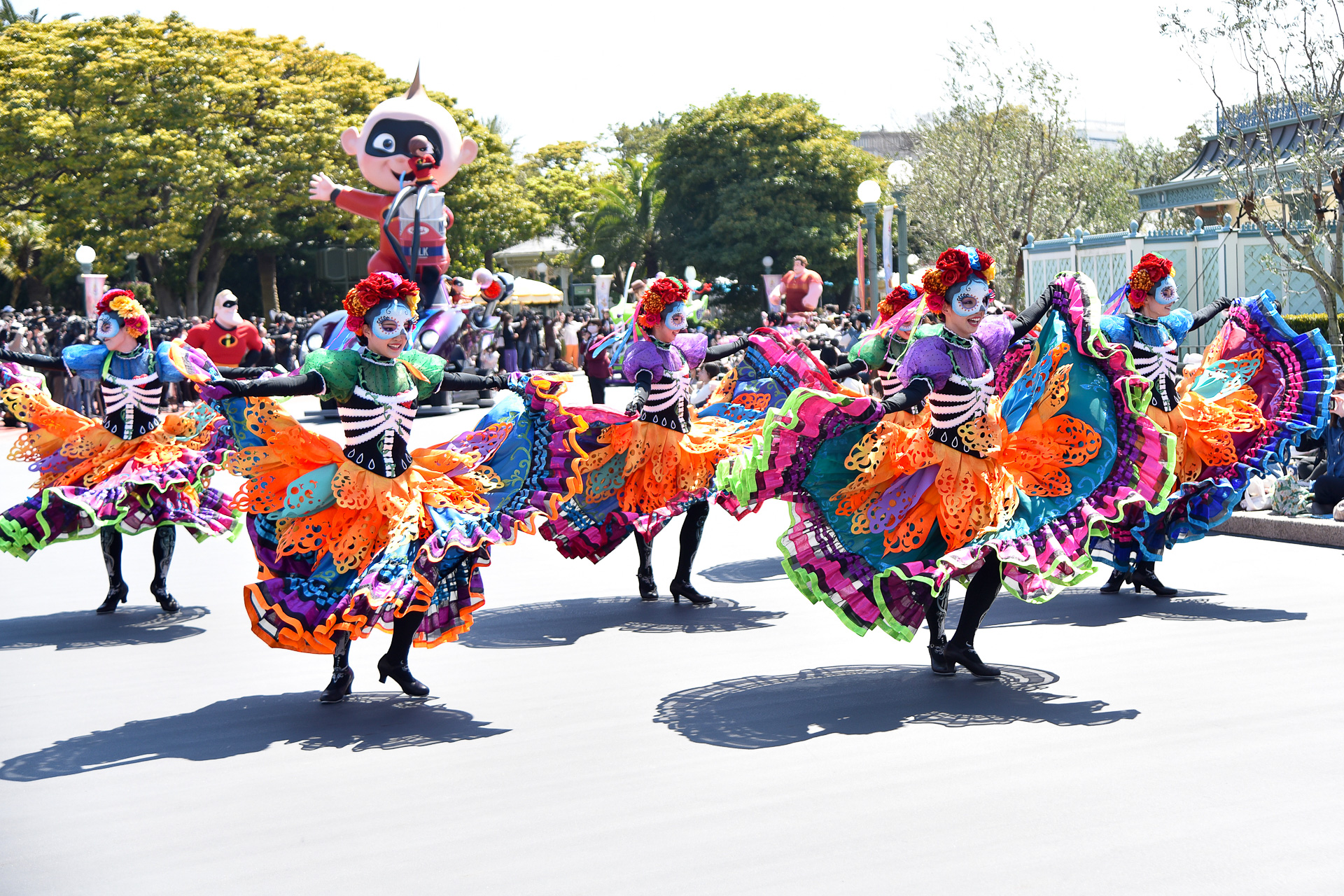 マリーゴールドやパペルピカドを思わせるスカートの造形にハッとさせられます