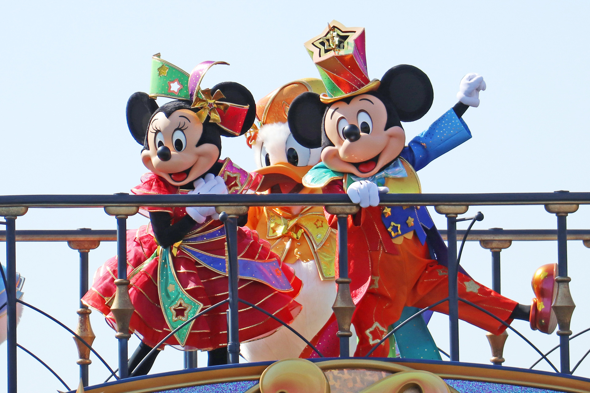 ミッキーマウスとミニーマウスは赤をベースにしたカラフルな衣装