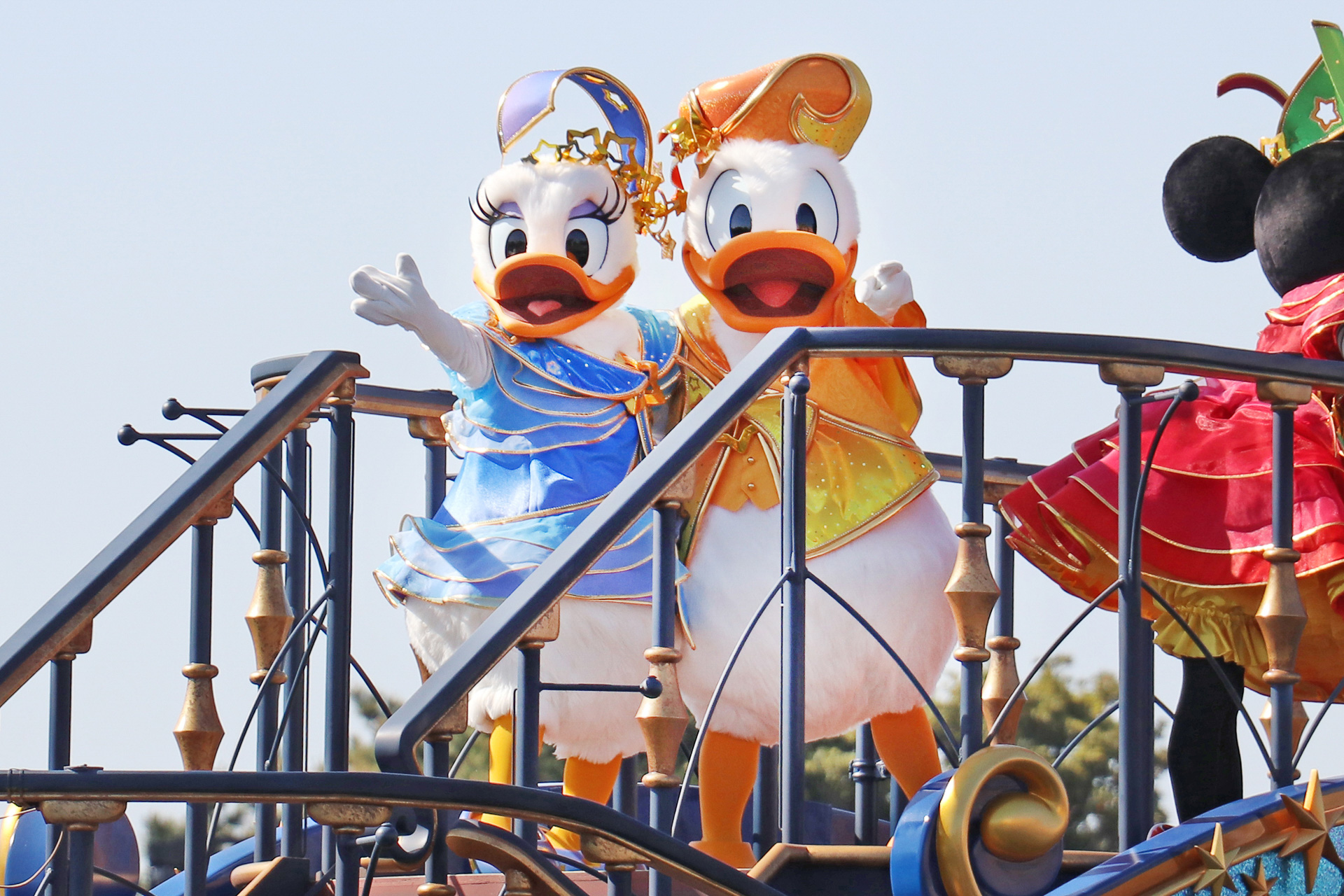 ドナルドダックとデイジーダックは、キラキラした華やかな衣装