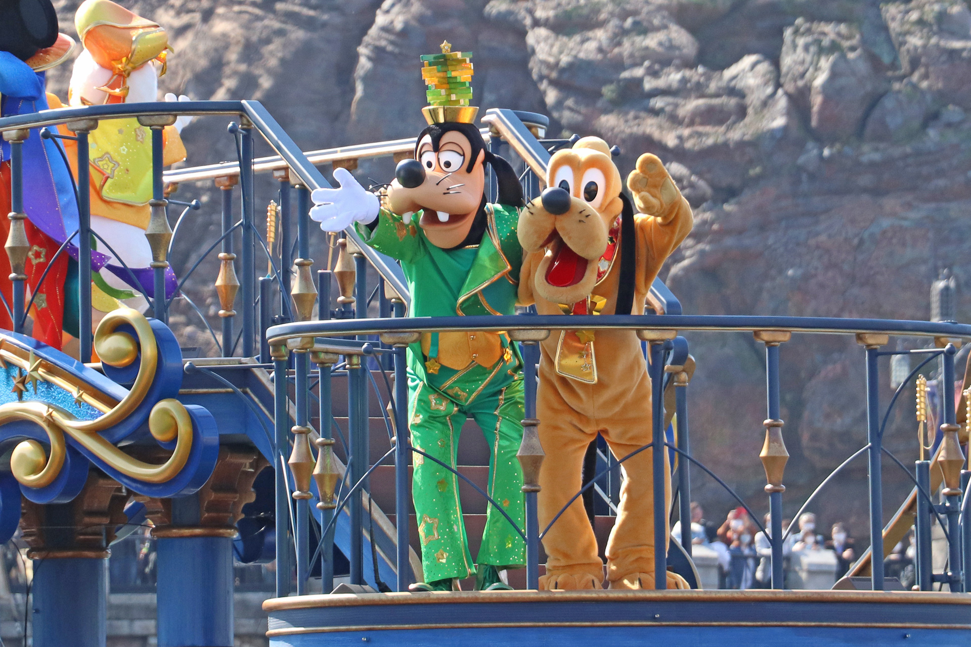 グーフィーの衣装は緑がベース、グーフィーはオレンジのマフラーに星マーク