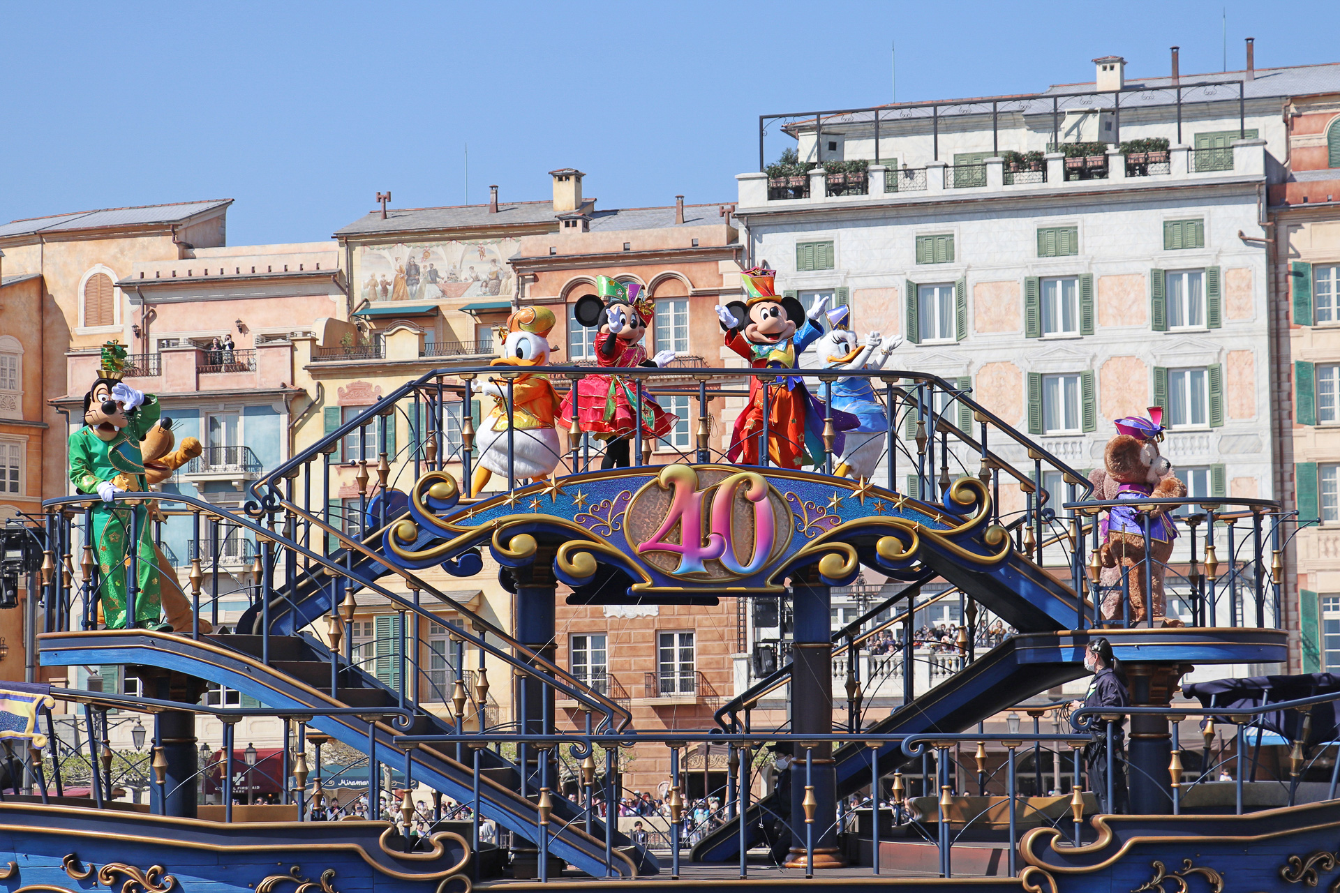 ゲストたちにキャラクター全員でグリーティング