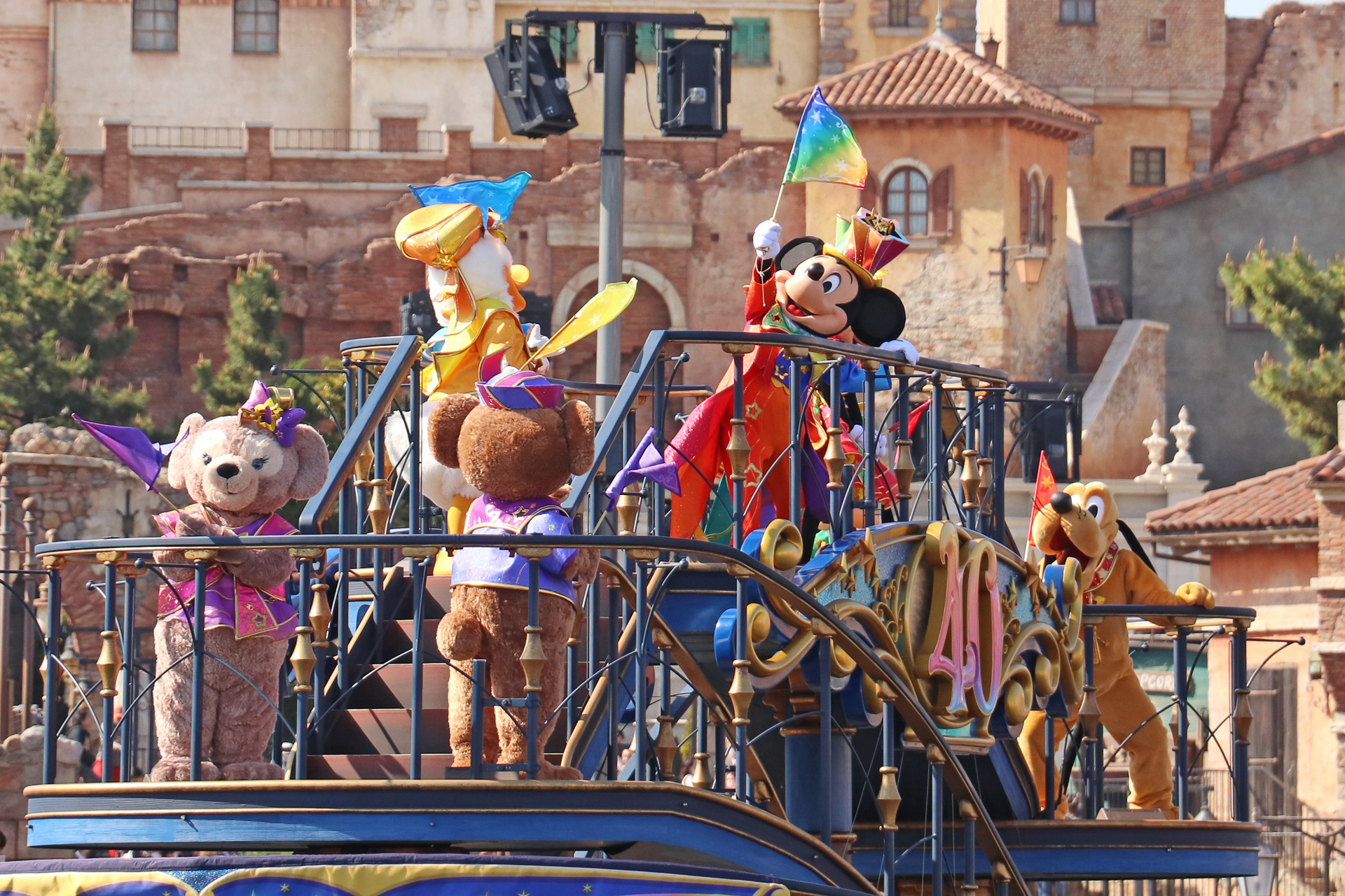 ミッキーマウスは「みんなの夢の色」だというレインボーカラー