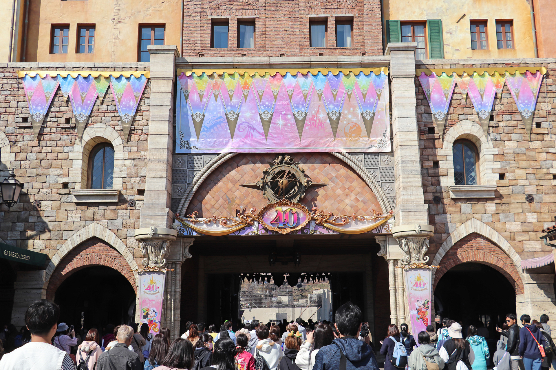 エントランスはパステルカラーの40周年を祝うタペストリーで飾り付けられ、中央には「40」のロゴも