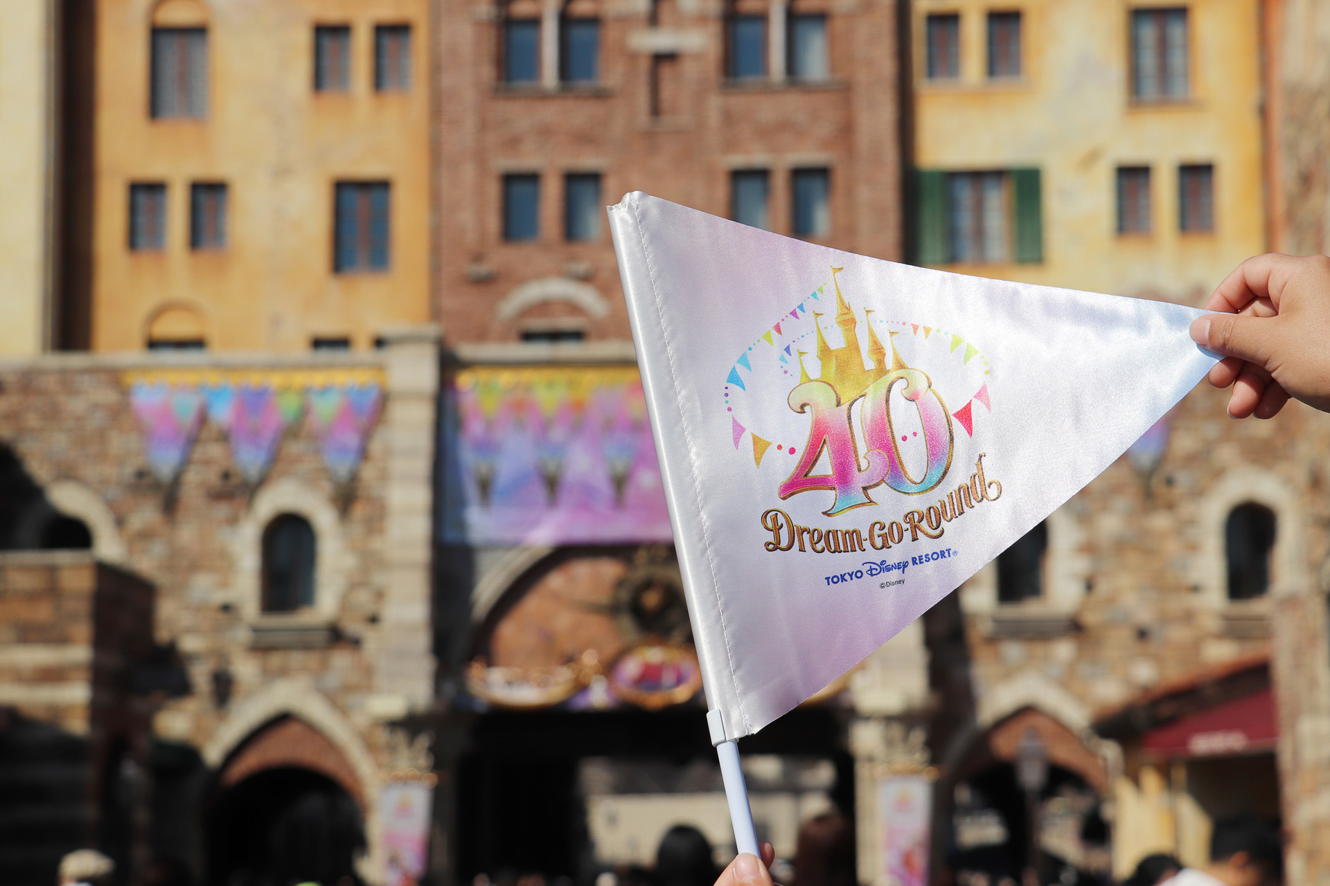 キャストの多くが40周年を記念したフラッグを持ってゲストを出迎えている。写真撮影に協力してもらおう