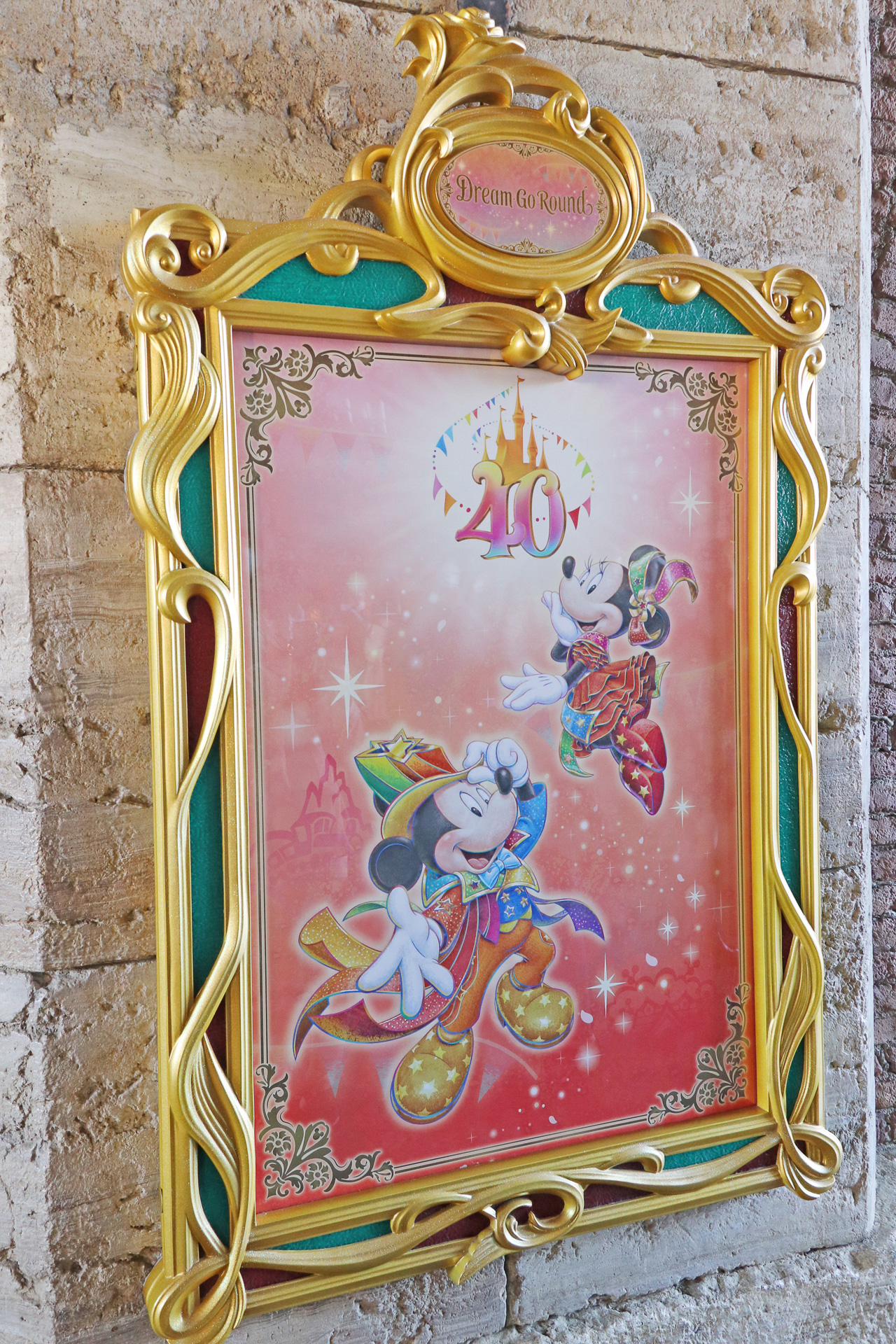 ミラコスタ通りの支柱にも各キャラクターのアートで飾られている