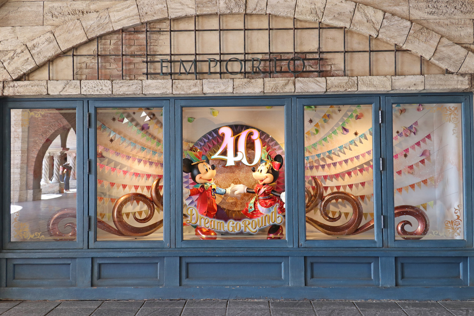エンポーリオのウィンドウは、ミッキーマウスとミニーマウス、そしてカラフルなガーランドで華やかなディスプレイに