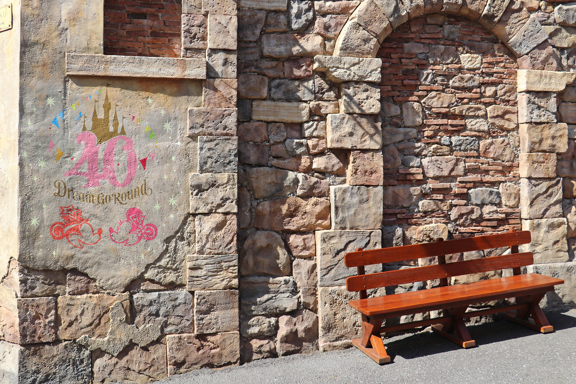 パペリーノ通り左側の階段の周辺に描かれた「ドリームゴーラウンド」のロゴとガーランドの飾り付け