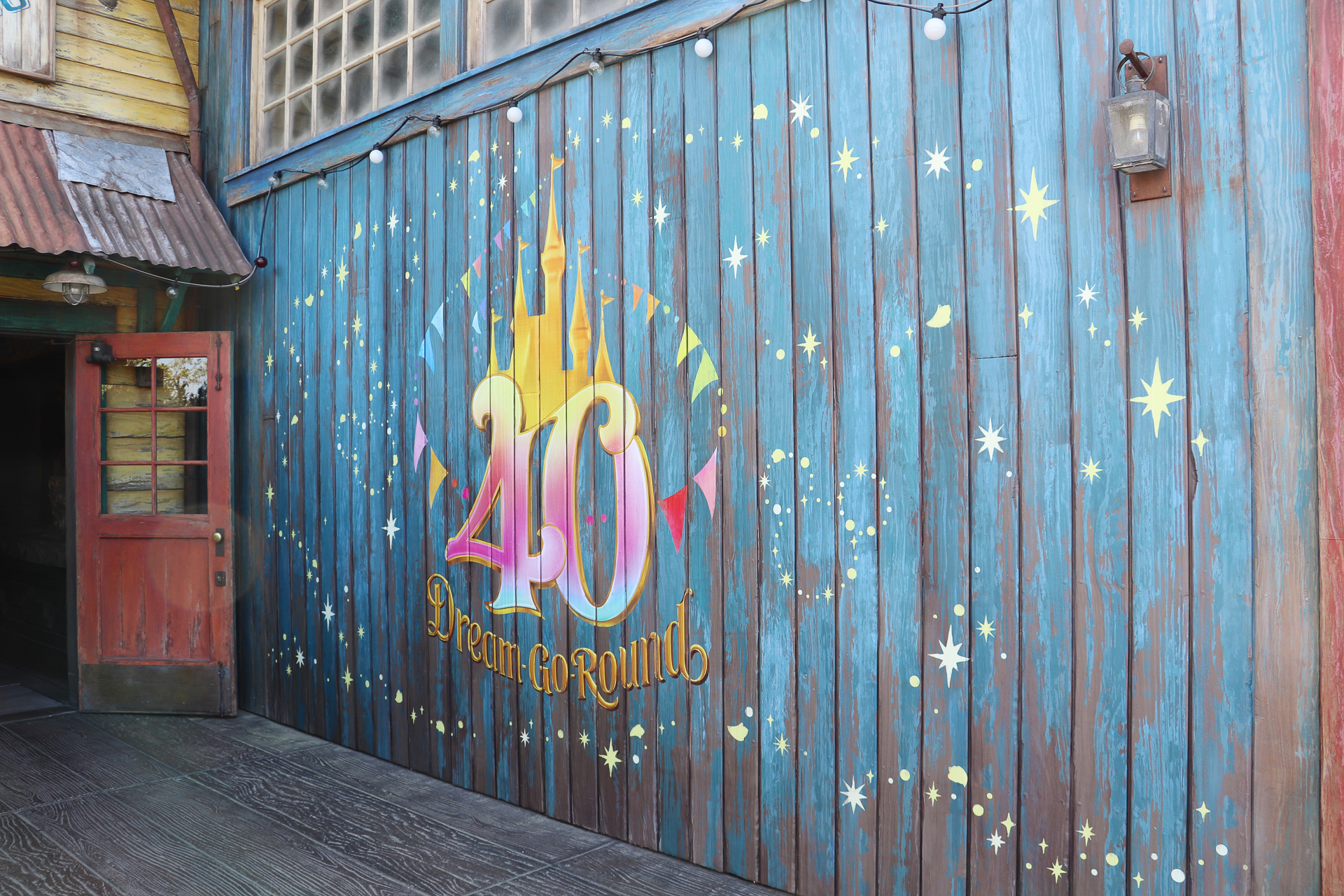 「ミゲルズ・エルドラド・キャンティーナ」の入り口右側の壁面に描かれた「ドリームゴーラウンド」のロゴ