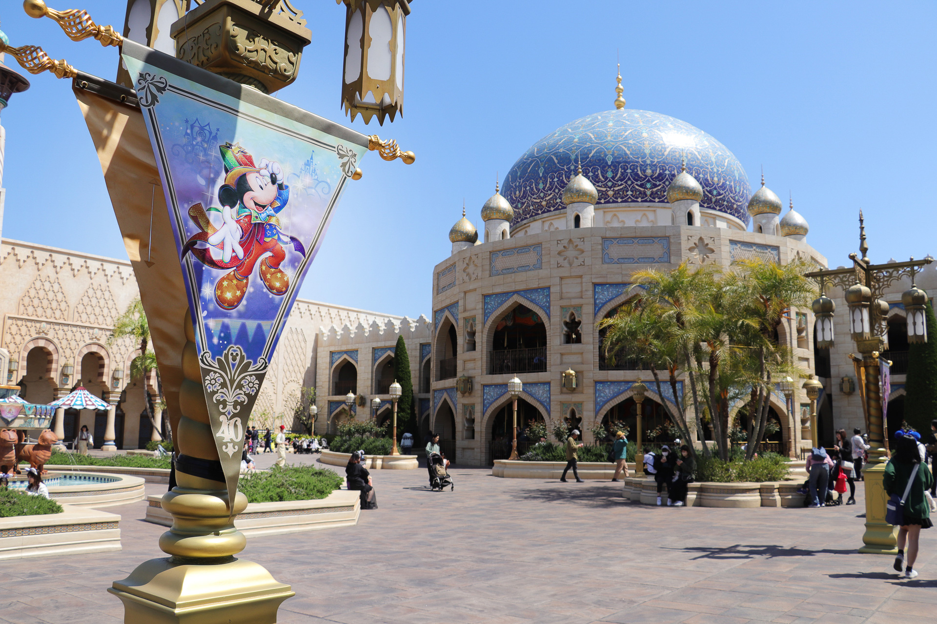 アラビアンコースト内は、広場のフラッグも「ドリームゴーラウンド」に