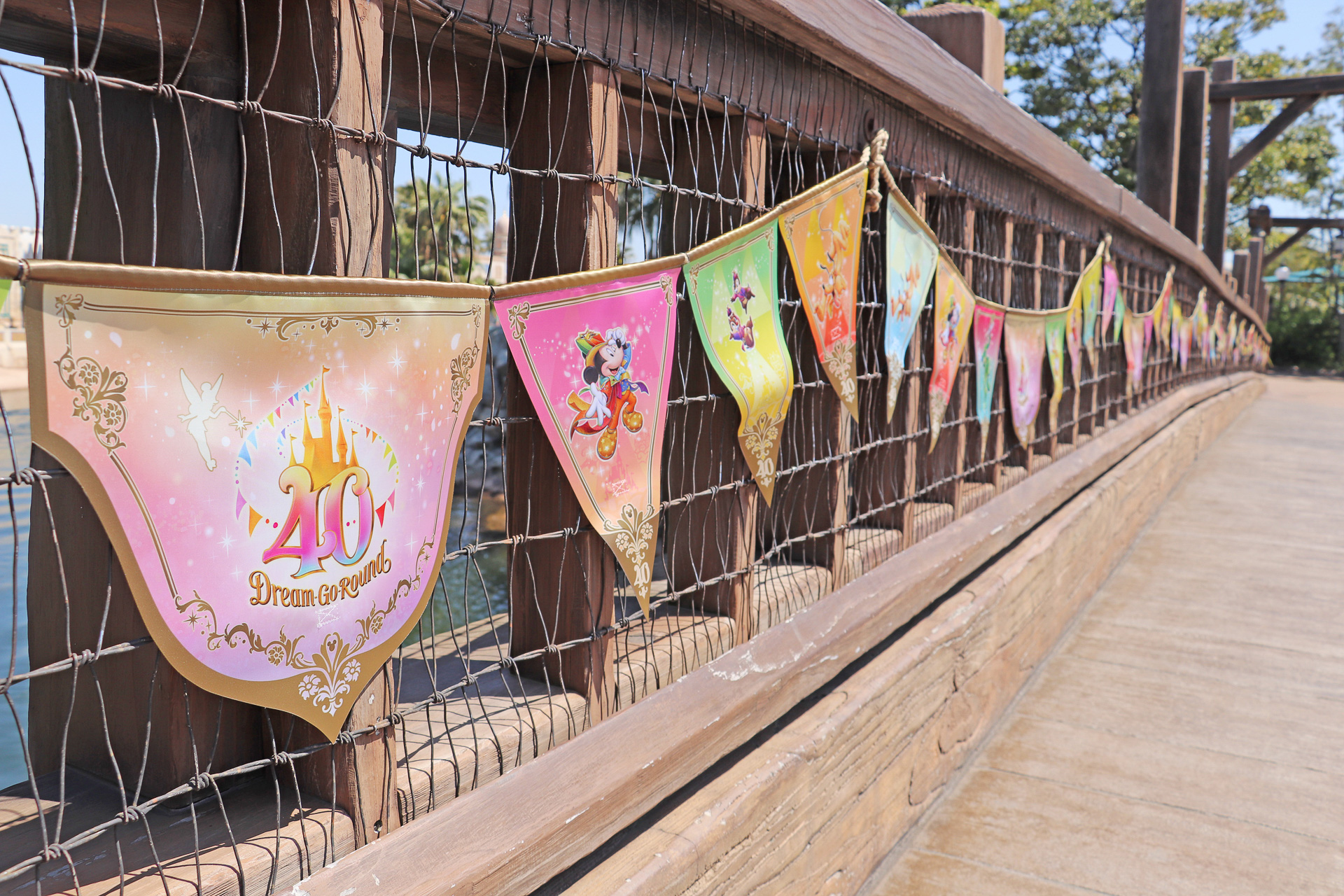 ロストリバーデルタのアラビアンコースト側の橋「プエンテ・ブエナ・ヴィスタ」も両側にガーランドで飾り付けられている