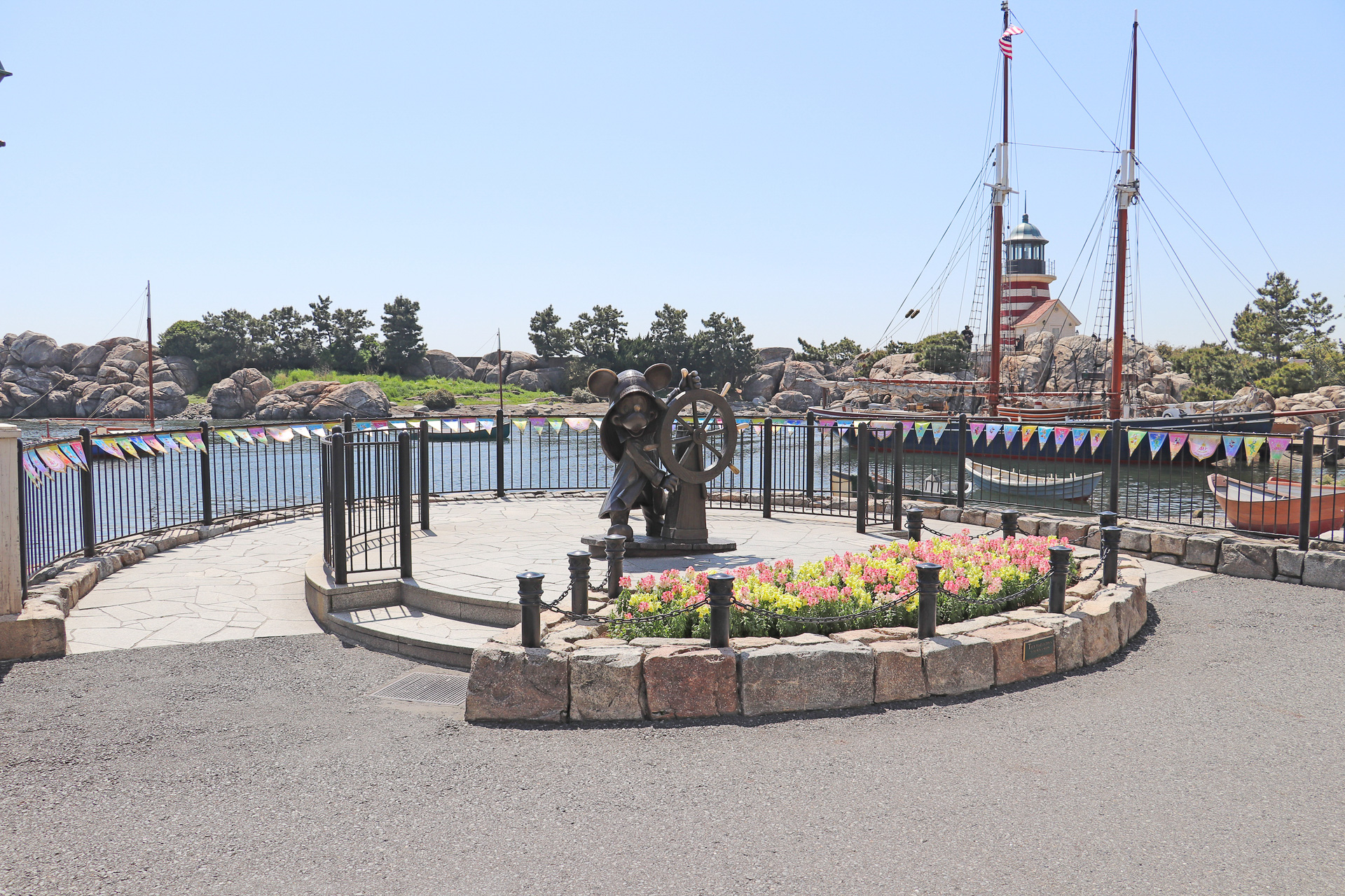 ケープコッドのフォトスポットも周囲をぐるりと「ドリームゴーラウンド」のガーランドが飾られている