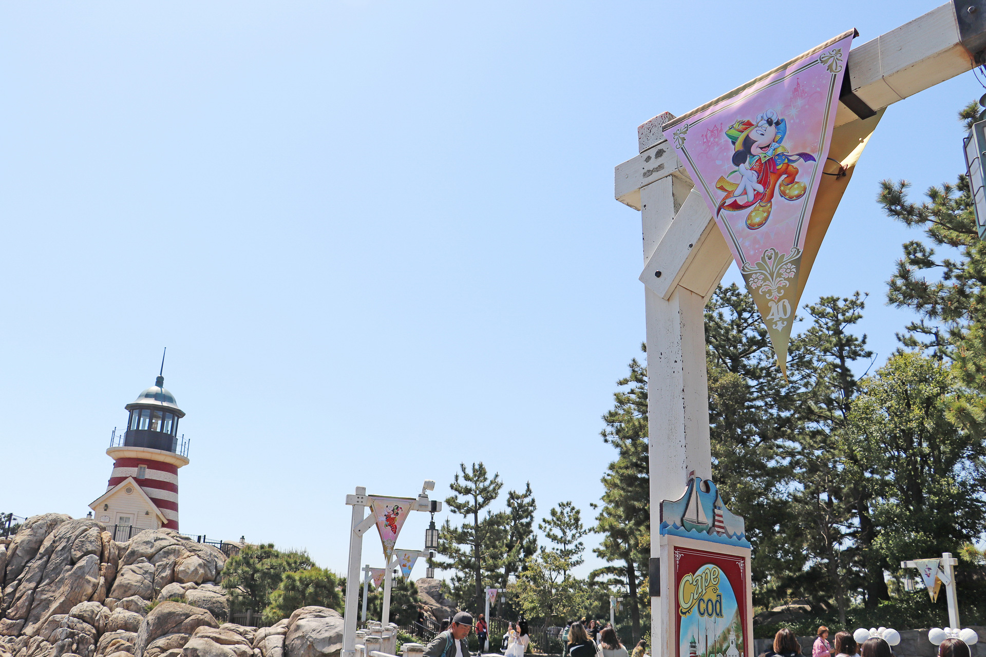 ケープコッドにあるディズニーシー・トランジットスチーマーラインの入り口も「ドリームゴーラウンド」のデコレーションに