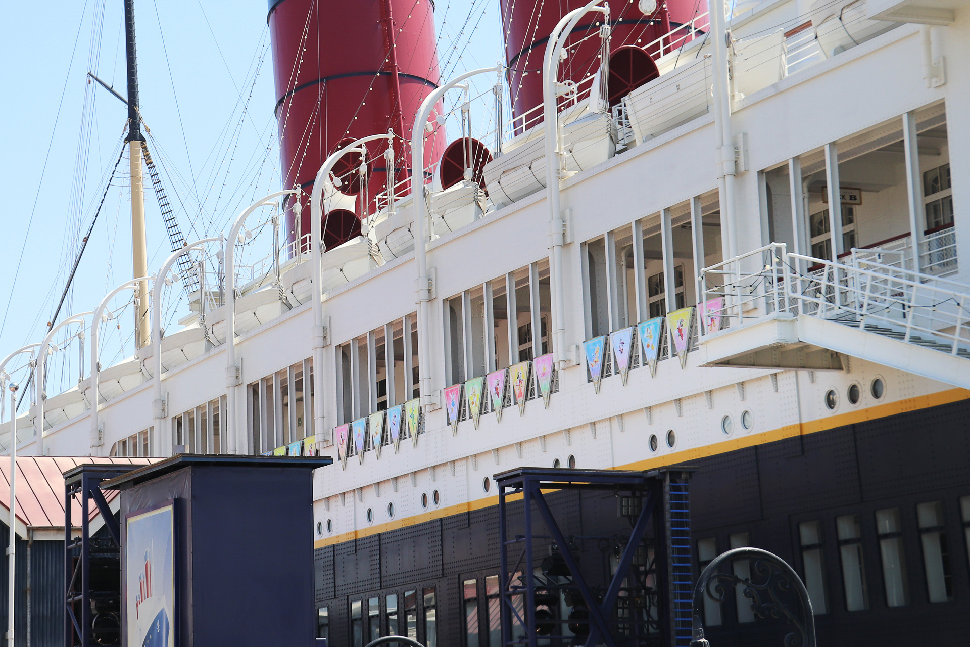 S.S.コロンビアの側面は、大型のタペストリーが1列に並んでいるレアな場所