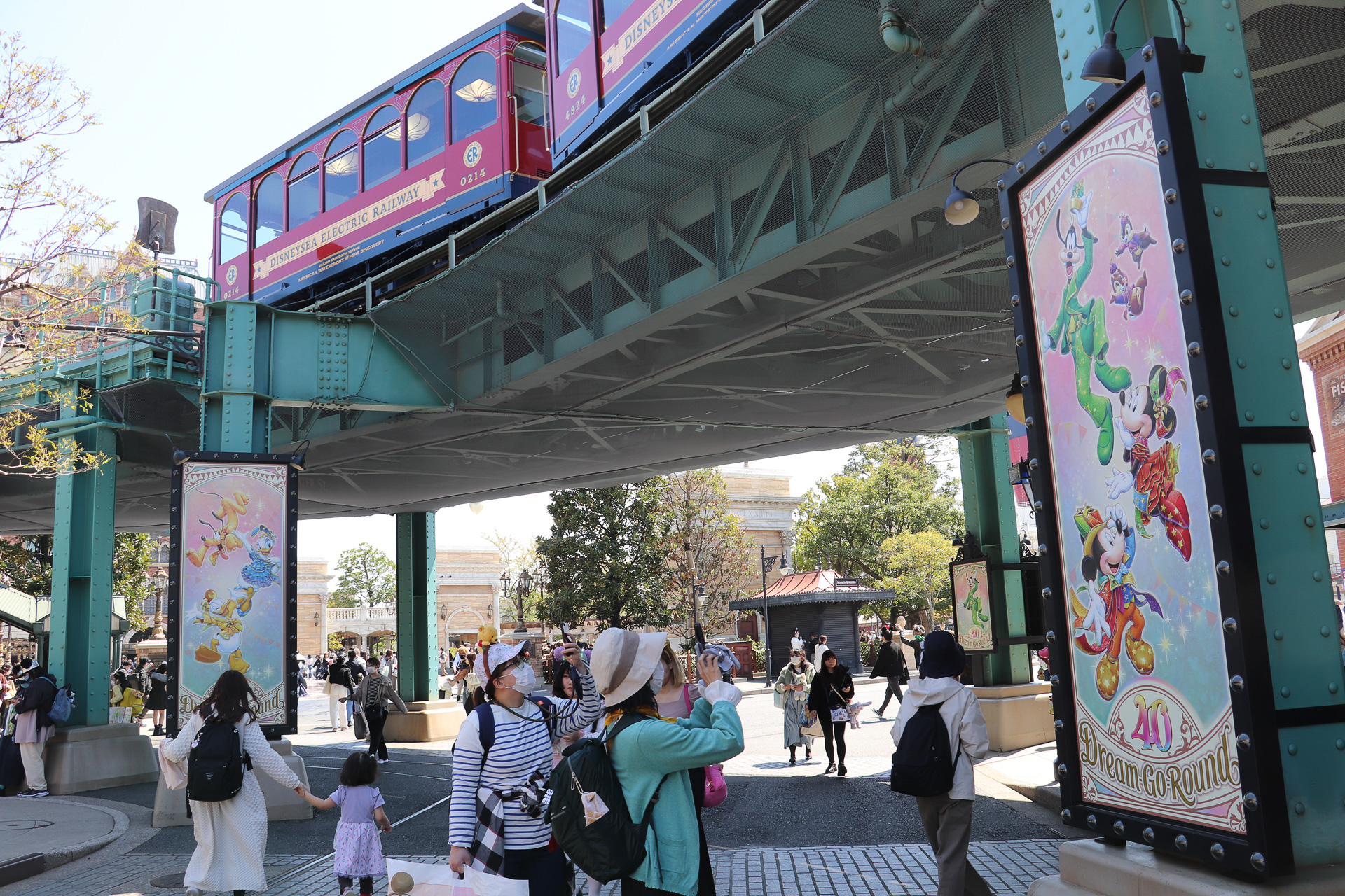 高架下の通りも「ドリームゴーラウンド」のデコレーションでいっぱい