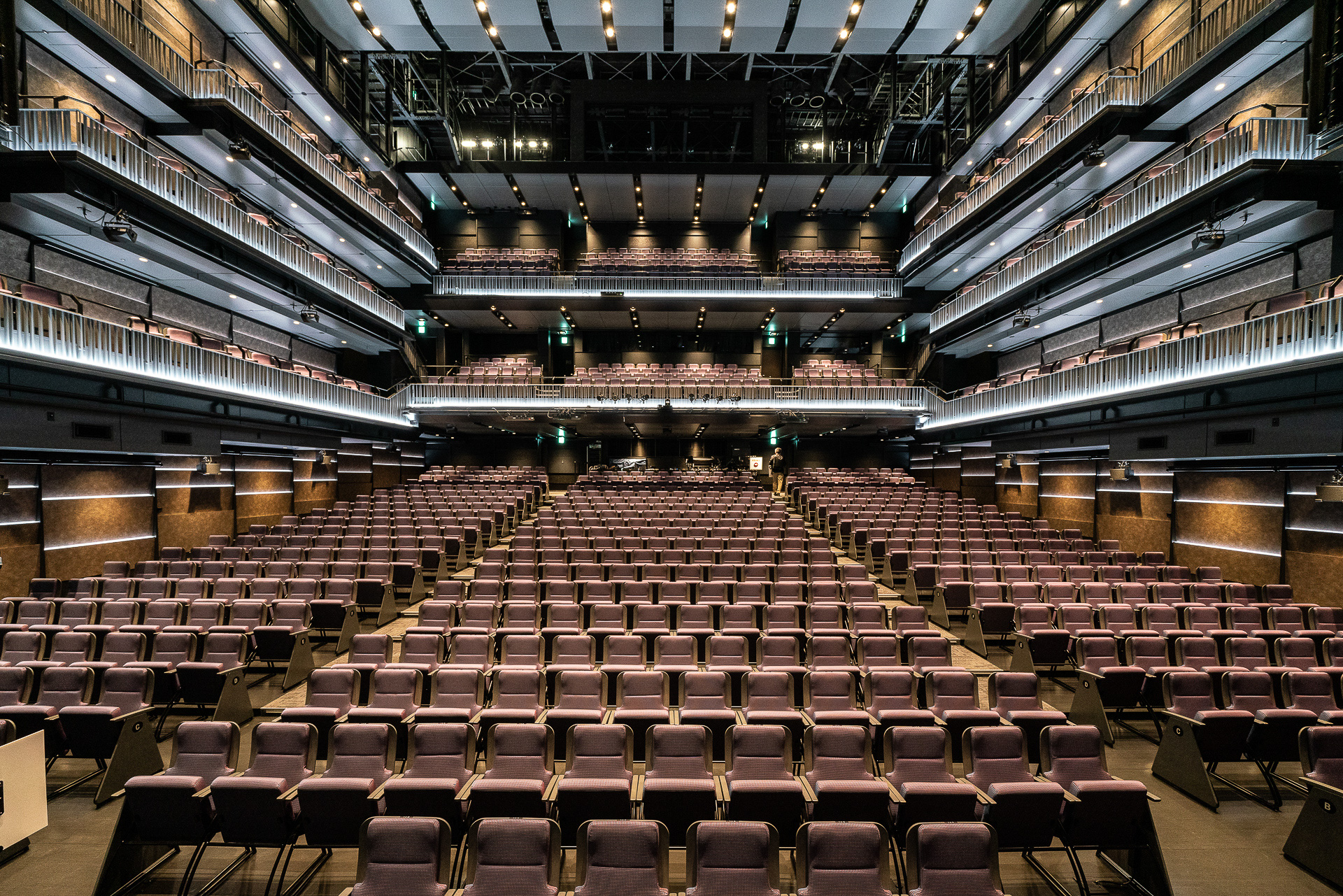 「THEATER MILANO-Za」を舞台から客席側を見たところ。3階席まで907席ある