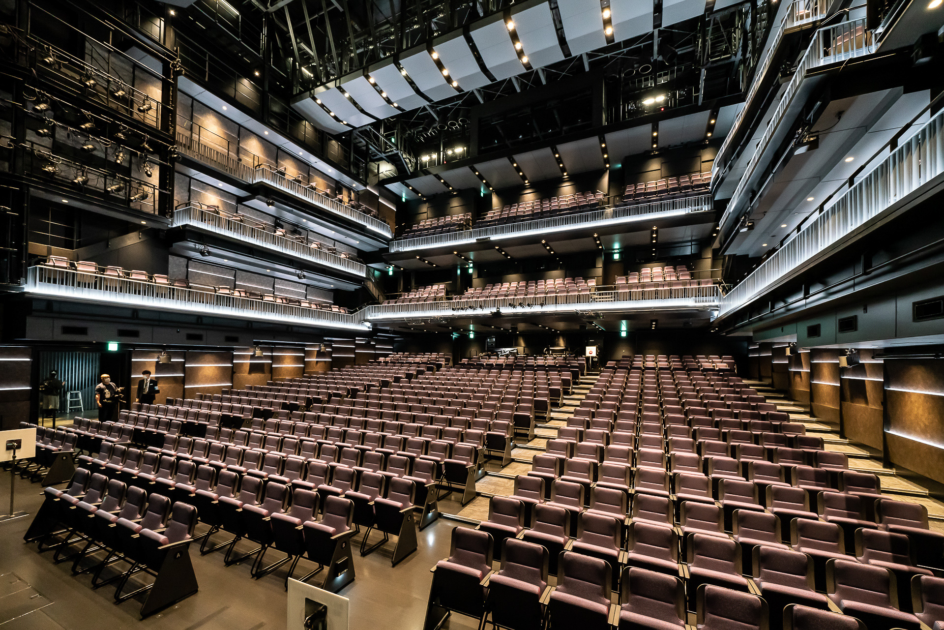 舞台から斜めに見る