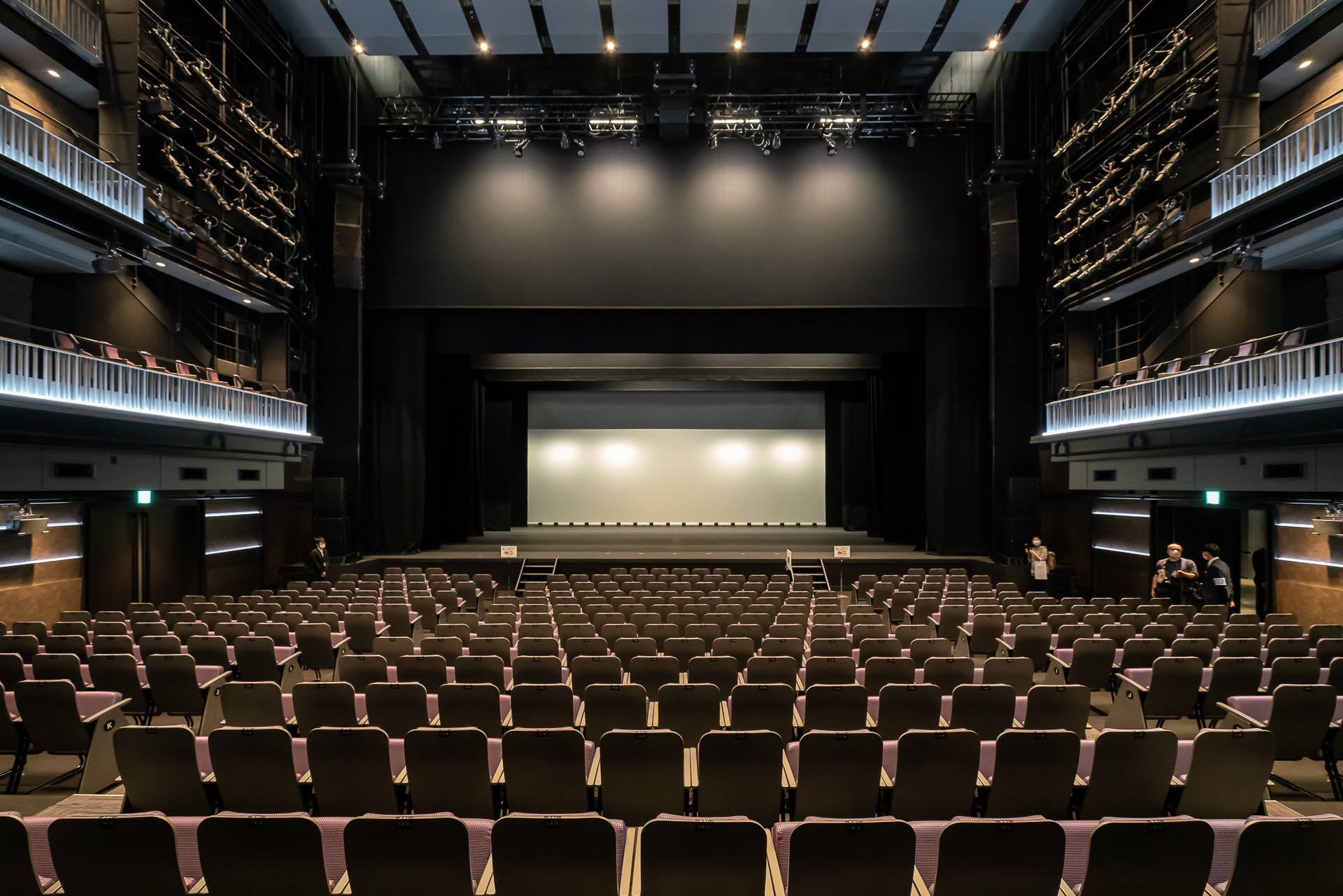 客席後方から。舞台までは約19m