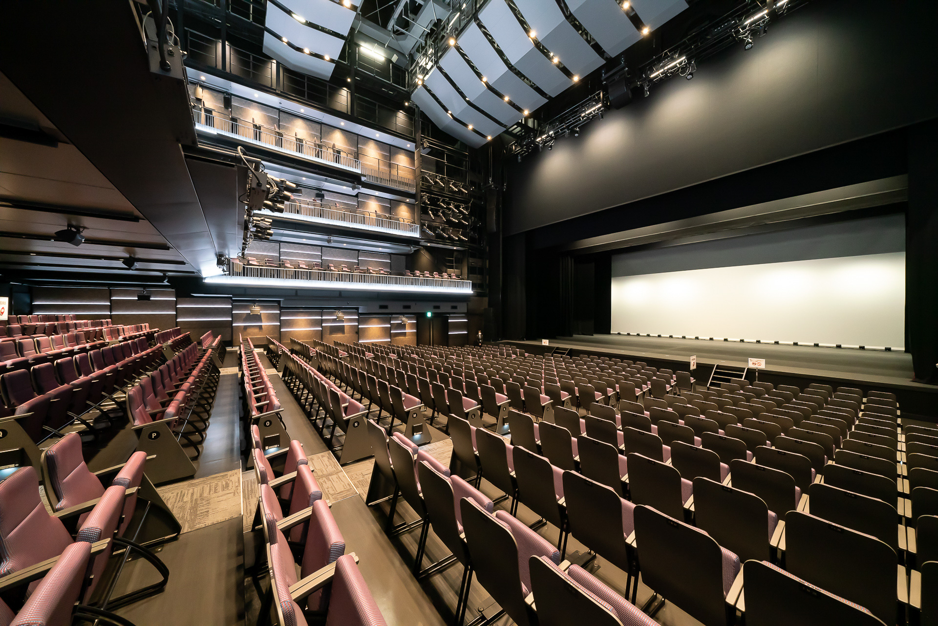 客席の傾斜はゆるやか。舞台は近く感じる