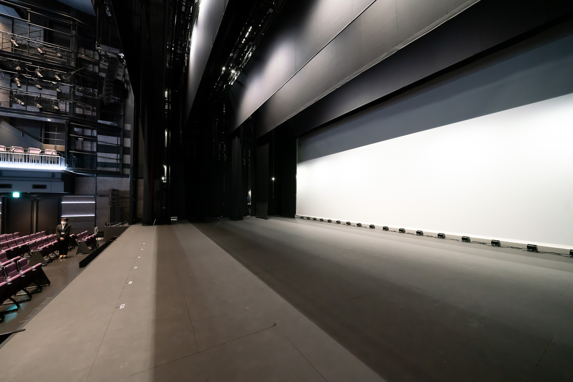 舞台上の袖から