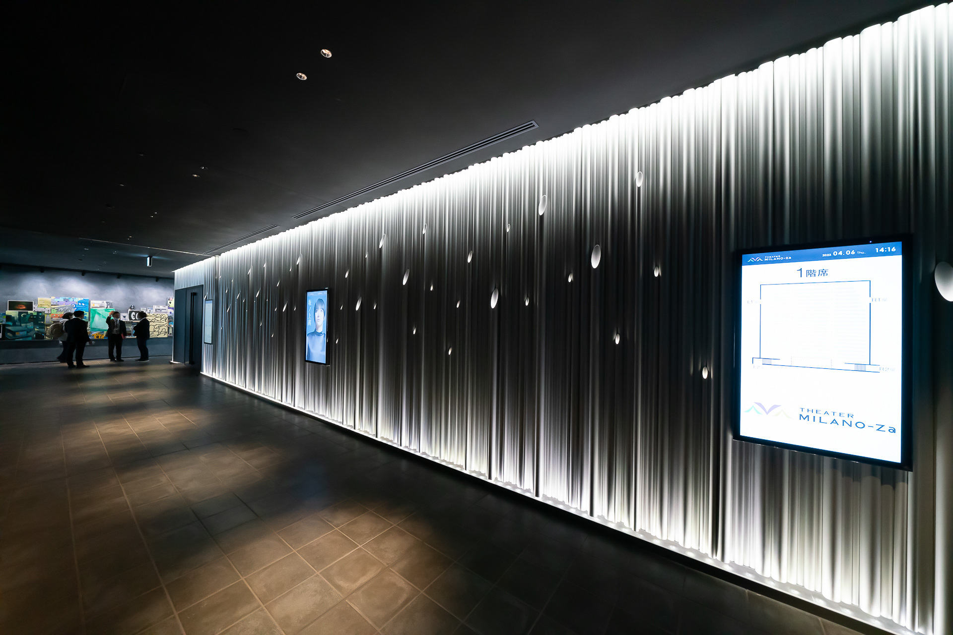 劇場入口の壁面装飾