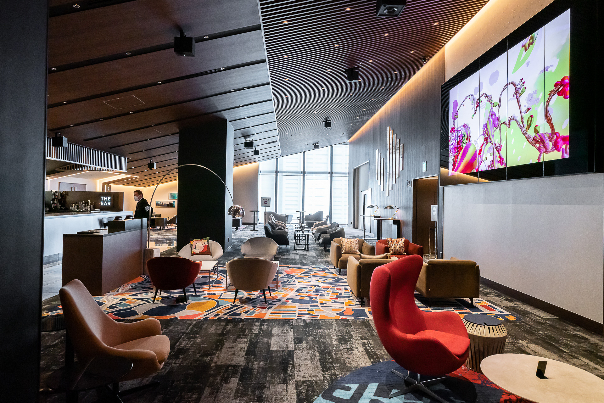 映画館「109シネマズプレミアム新宿」の広いメインラウンジ