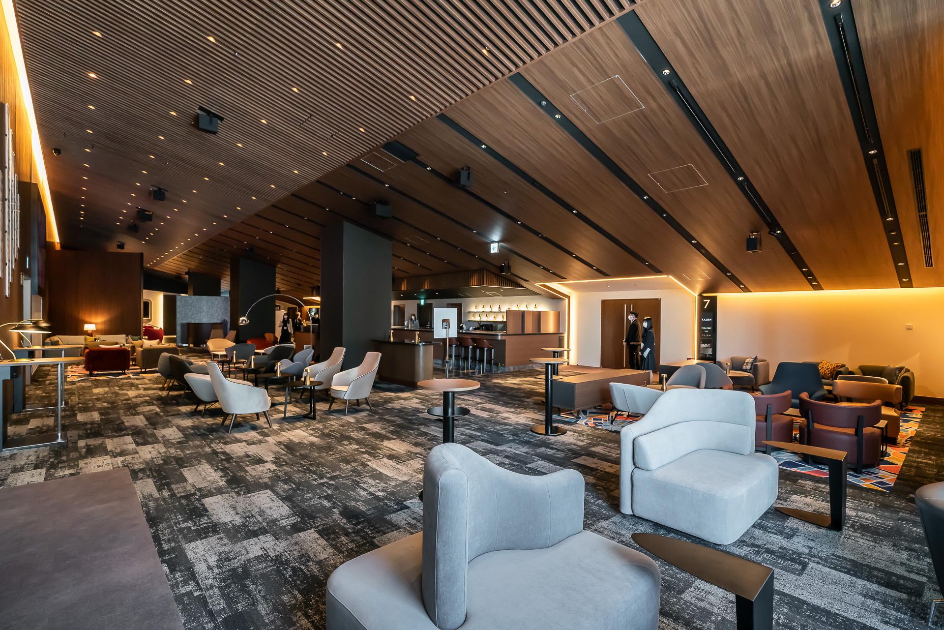 メインラウンジを反対側から見たところ