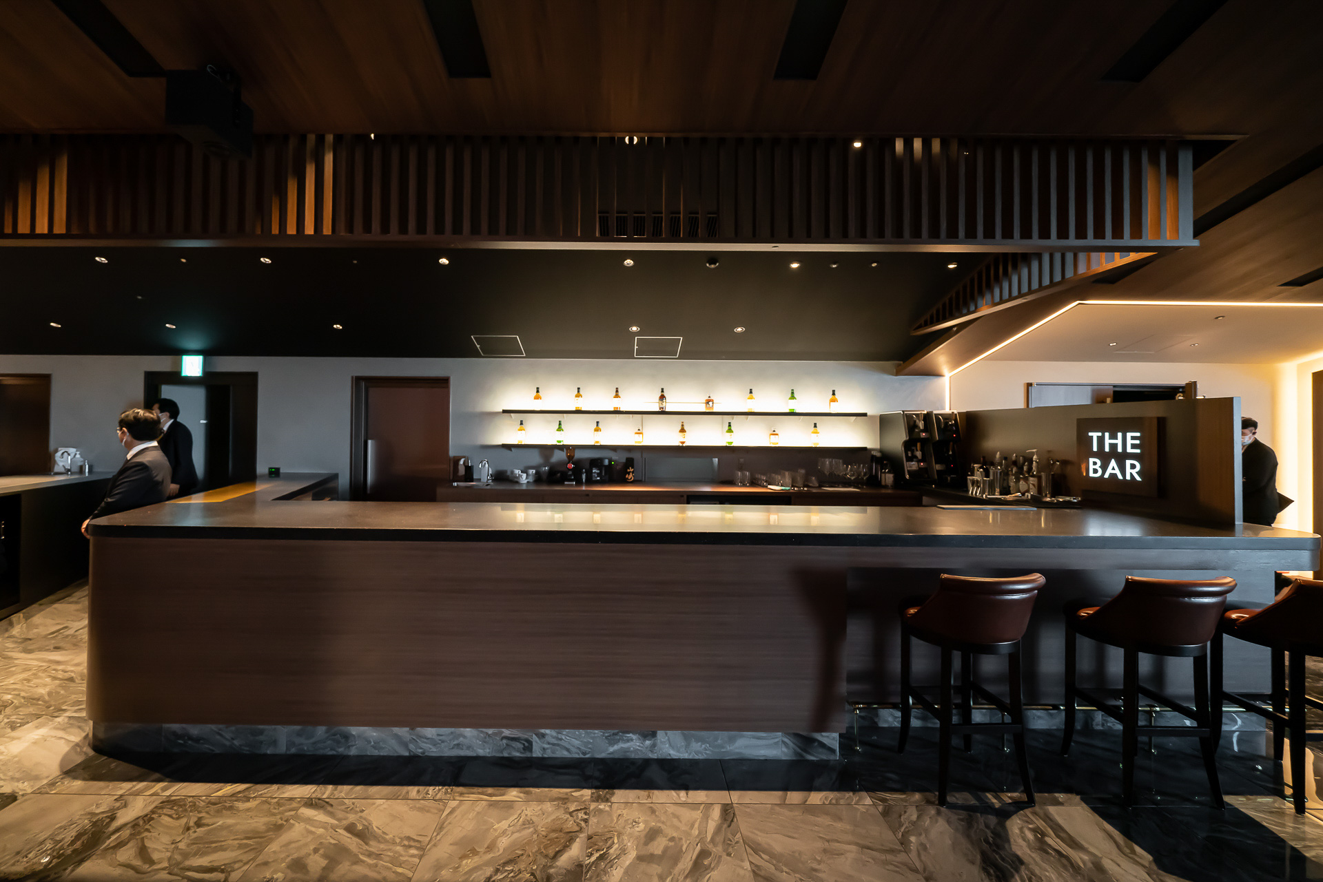 バーカウンターが用意されている