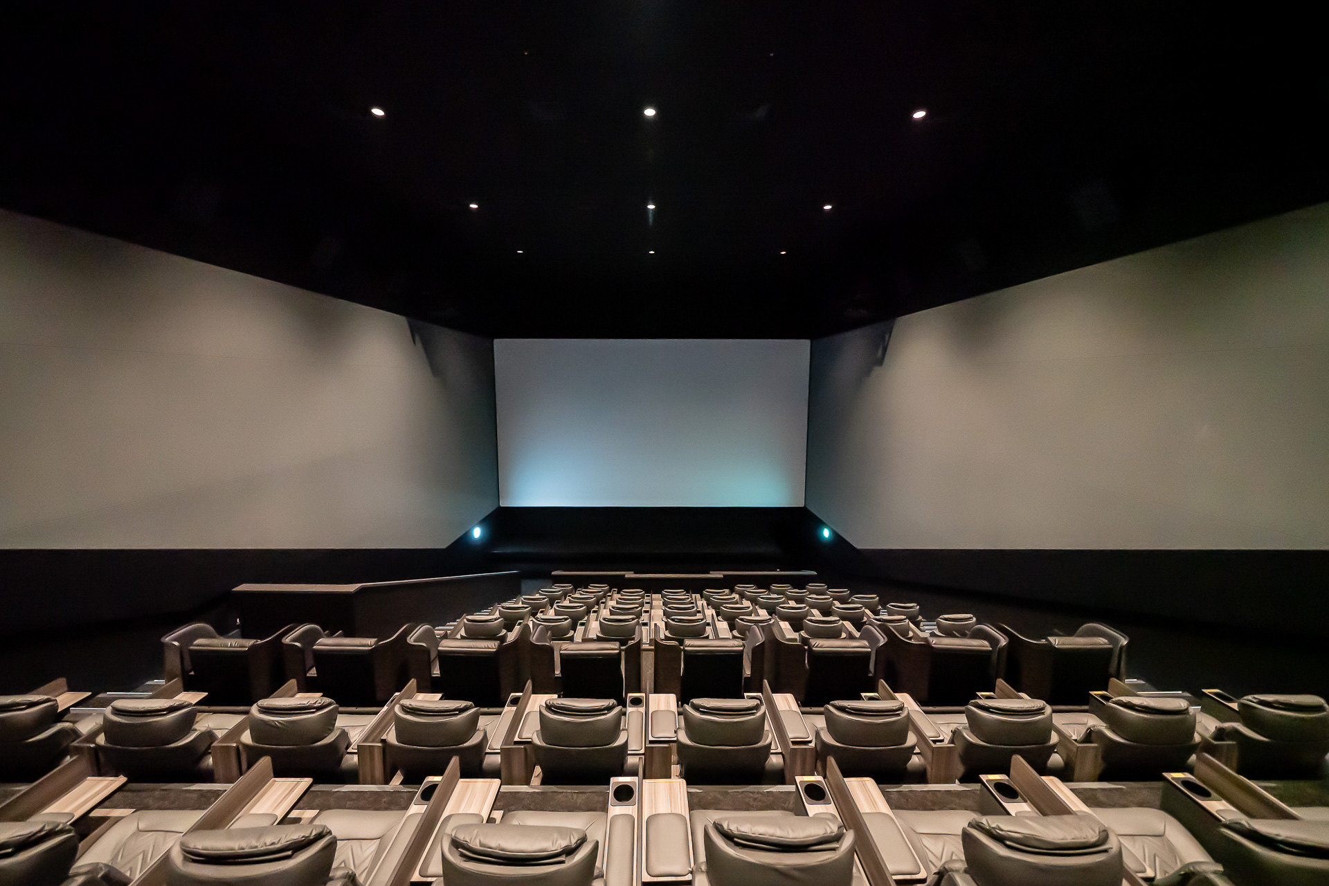 3面ワイドビュースクリーンで上映される「SCREEN X」対応のシアター6