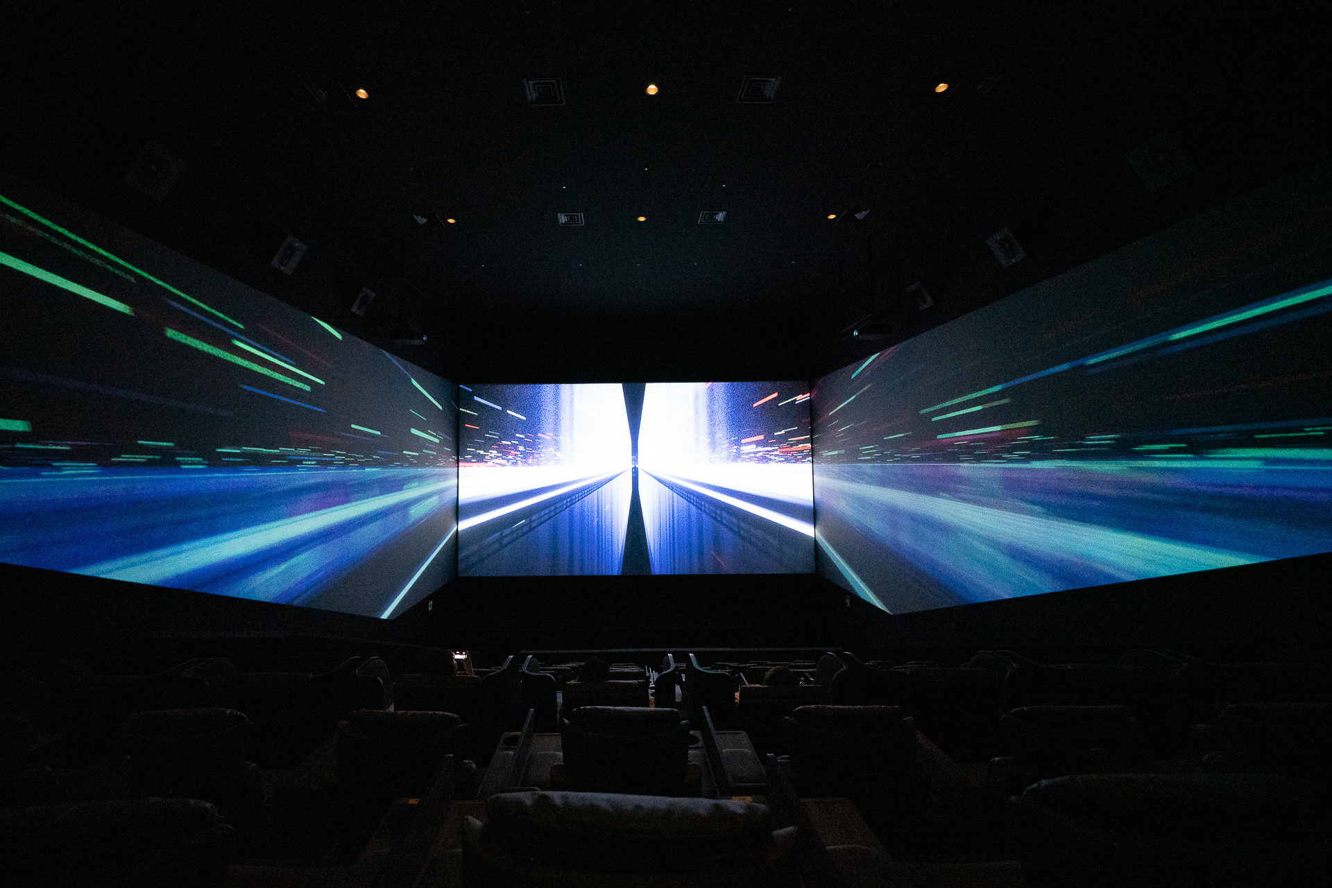 SCREEN Xを上映中の様子。立体的な没入感がある