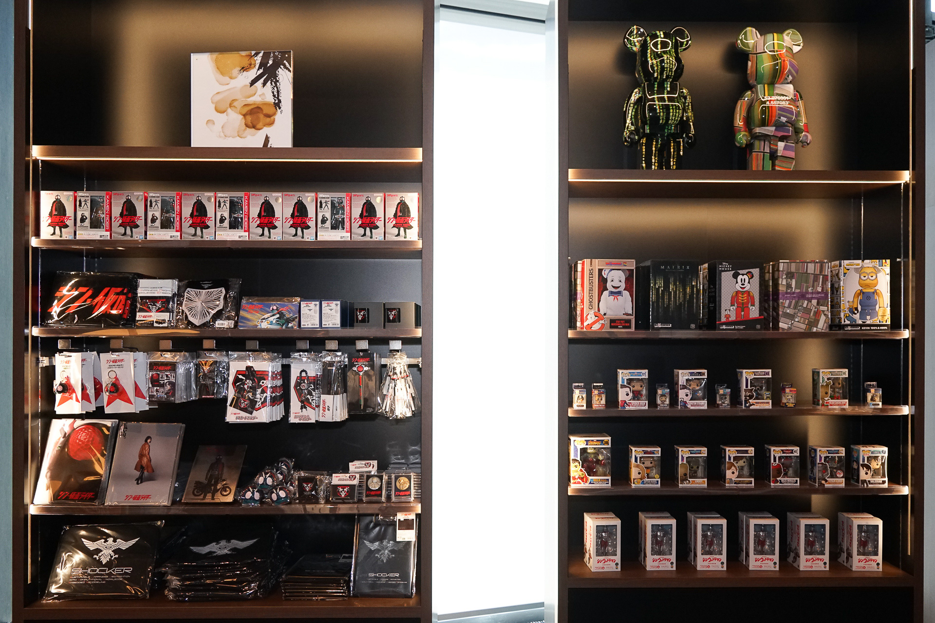 上映中の関連グッズを扱う