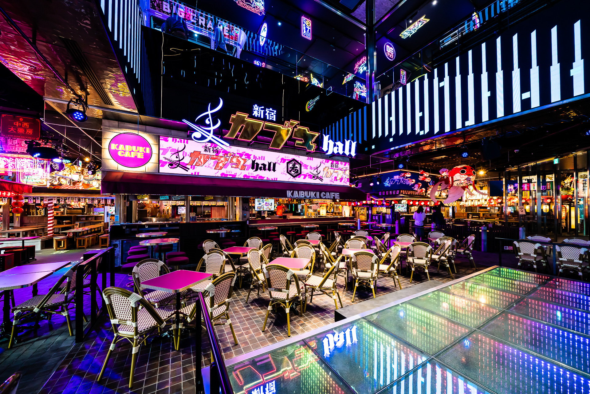 エンタテイメントフードホール「新宿カブキhall～歌舞伎横丁」のステージ周辺
