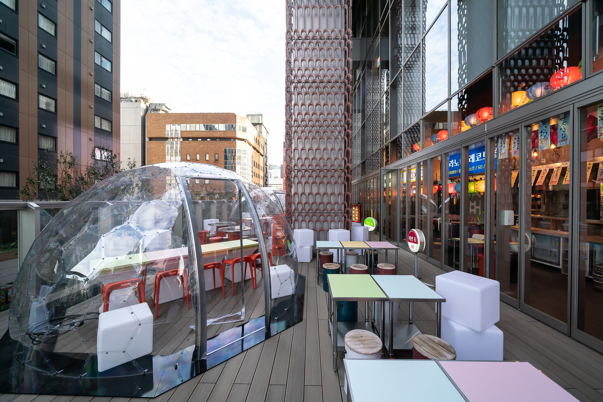 外のテラス席も用意