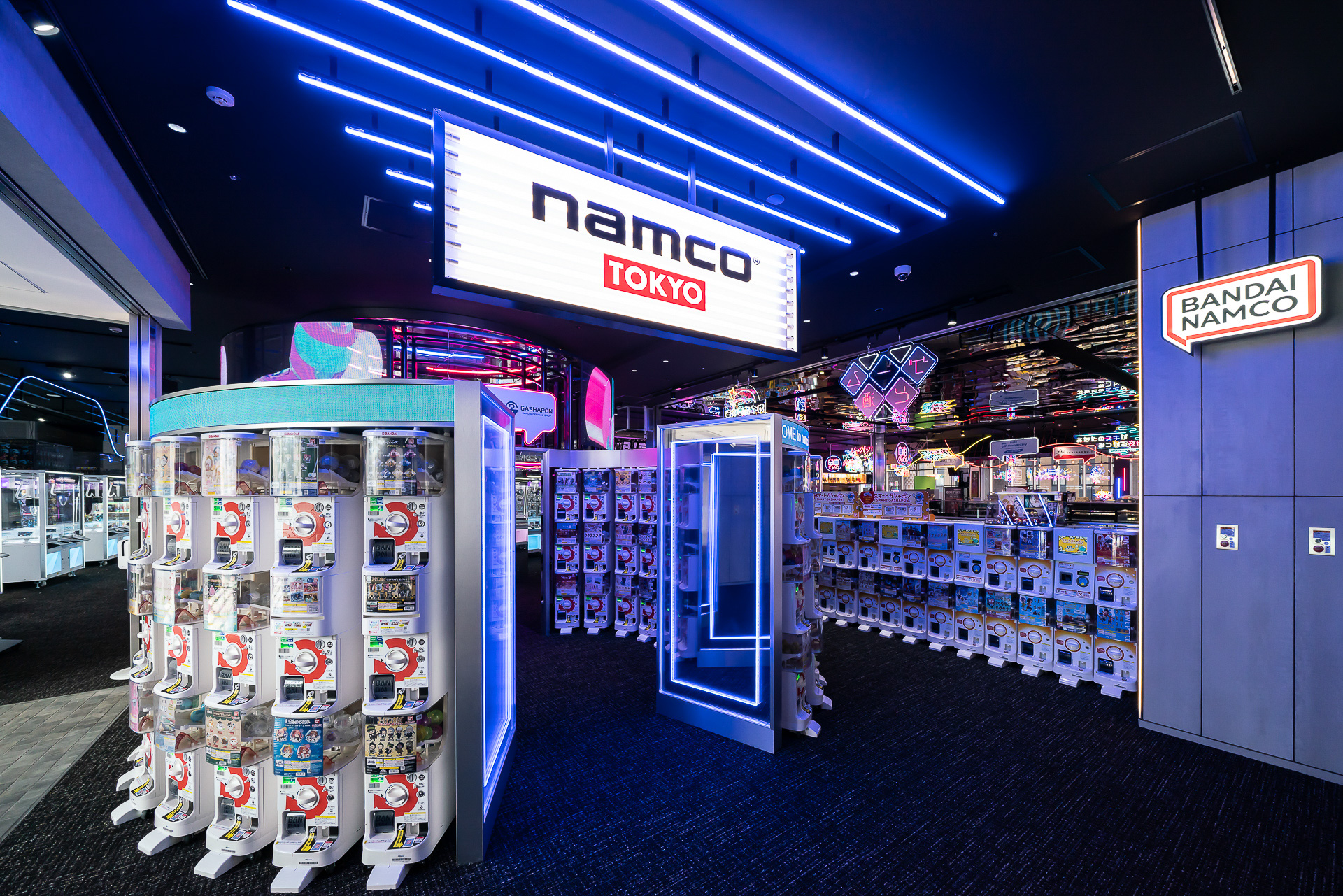 3階の「namco TOKYO」。まずは入口では大量のカプセルトイがお出迎え