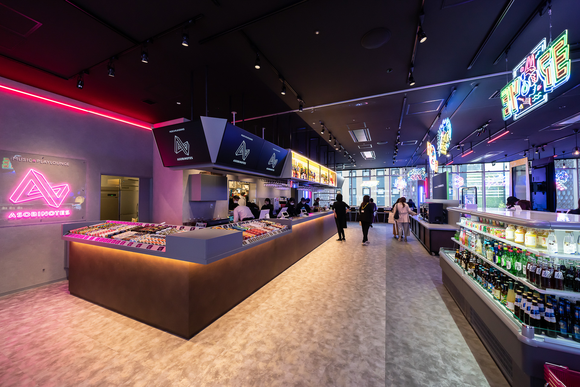 遊びながらドリンクやフードが楽しめるMUSIC＆PLAYLOUNGE「ASOBINOTES」