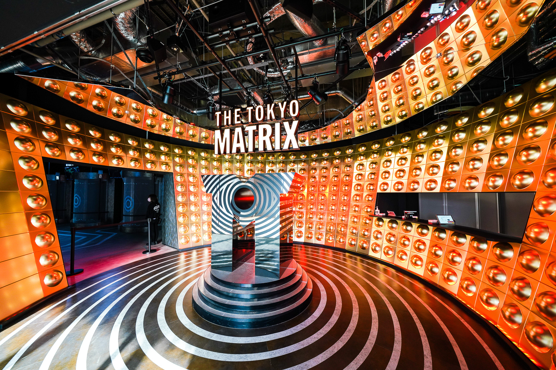 事前の登録と予約をして、予約日時にこのどハデな受付を目指そう