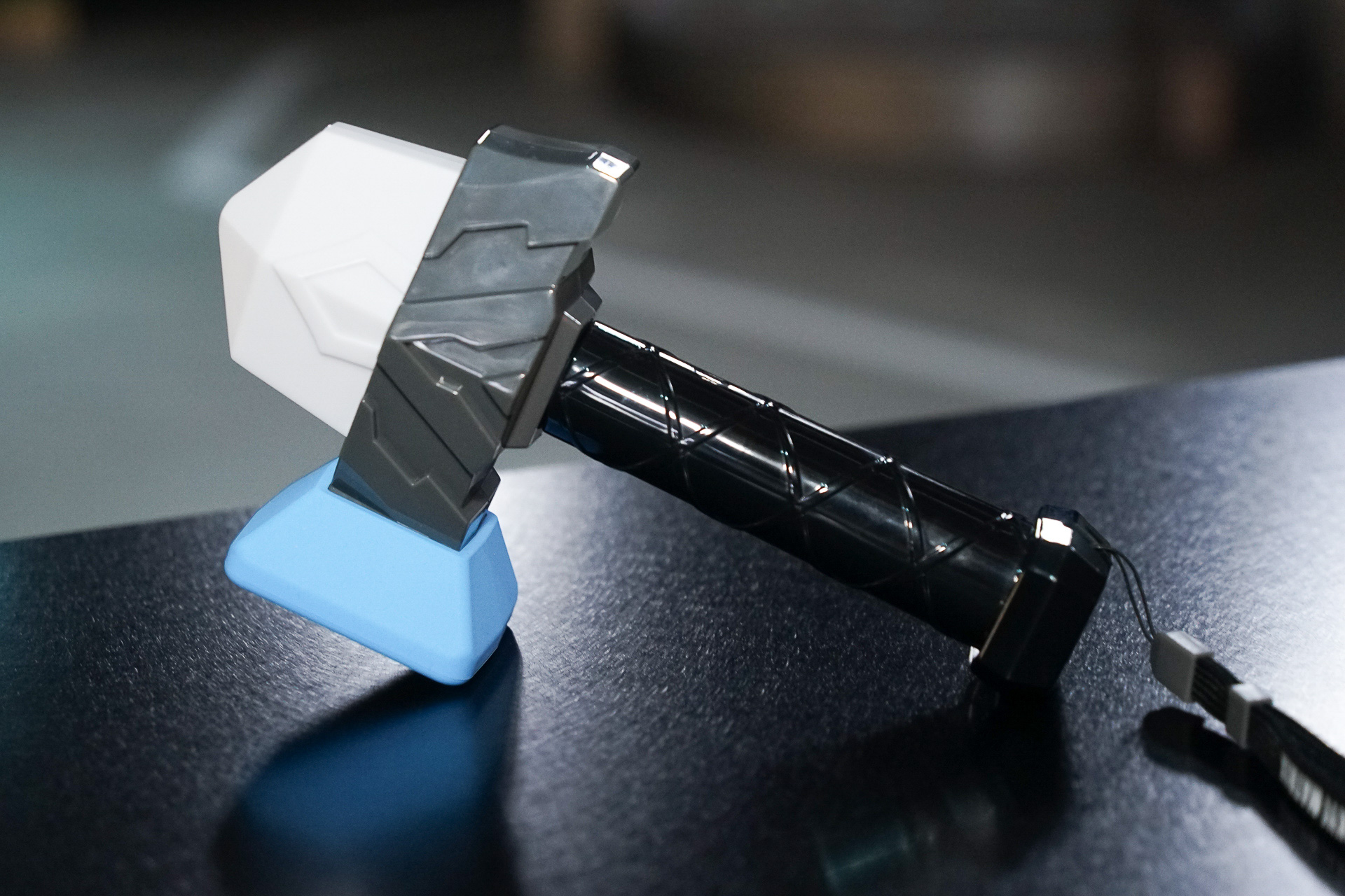 扉を開いたりするための剣型のデバイスが渡される